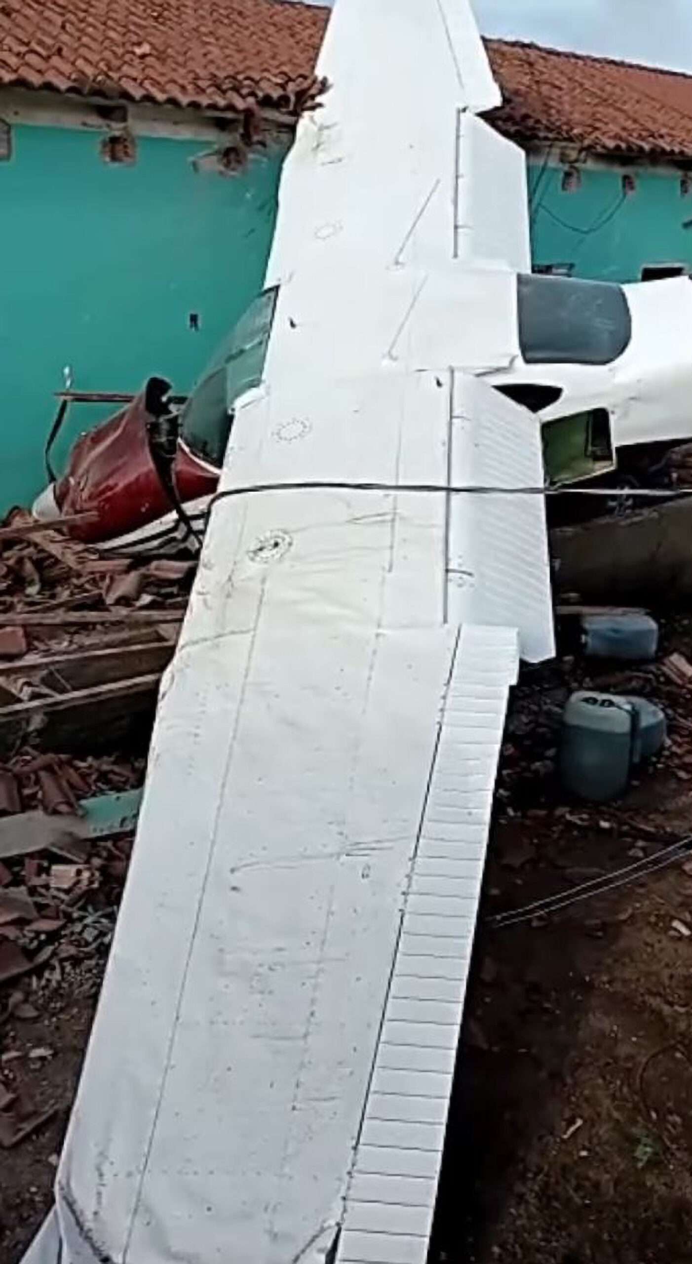 Read more about the article HOUSE ABOUT THAT FOR LUCKY? Pilot Crashes Into House And Survives