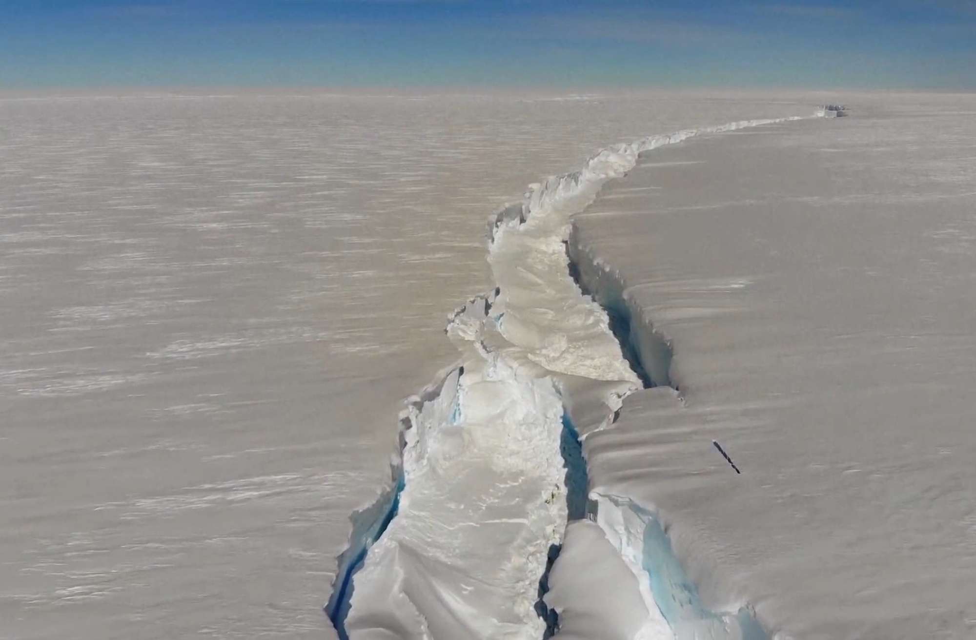 Read more about the article LONDON SIZED ICEBERG: New Footage Shows 1,500-Kilometre Square Ice Shelf Now Broken Free