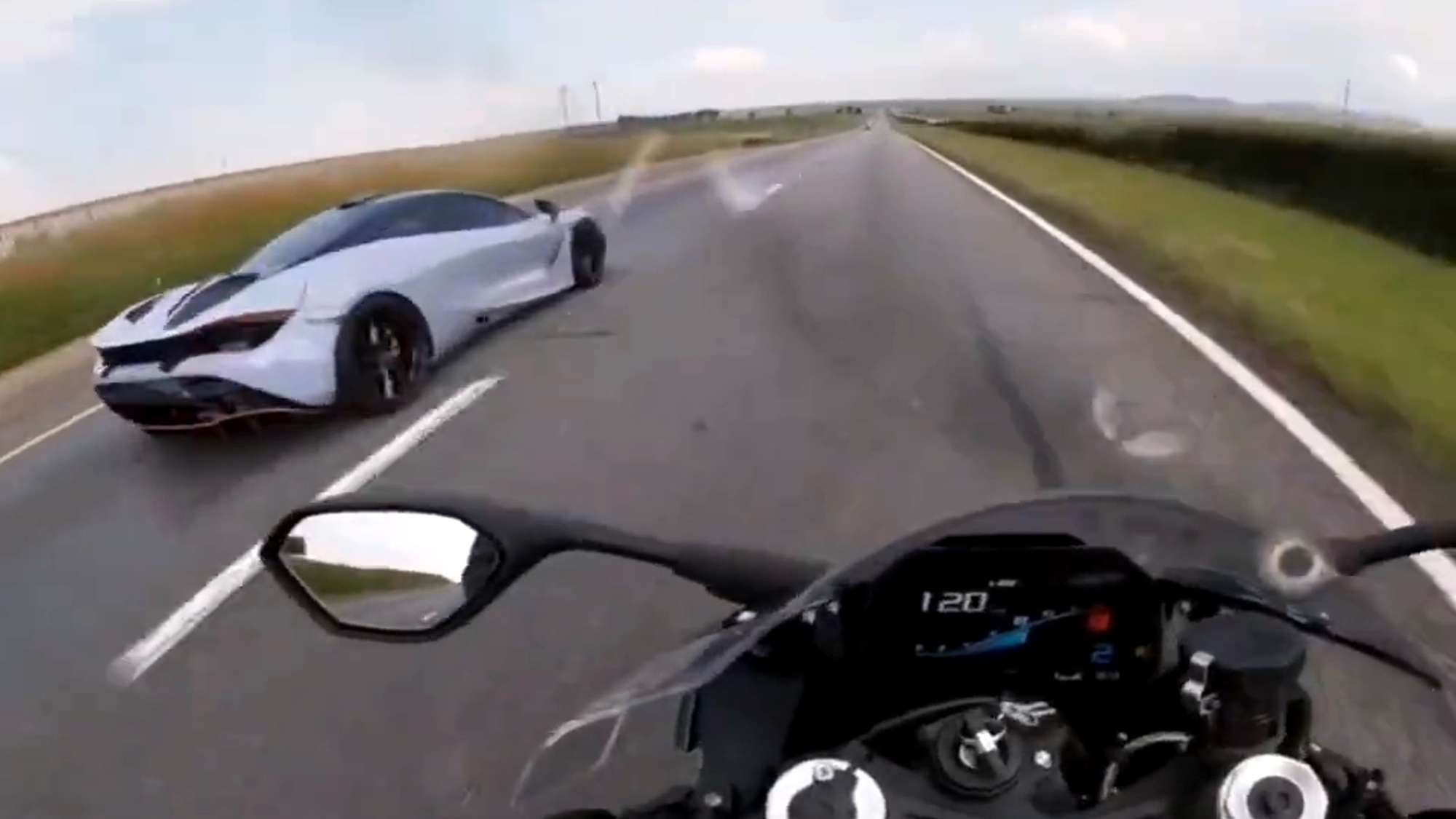 Read more about the article MAC 1: McLaren Supercar’s 200mph Motorway Race With Biker