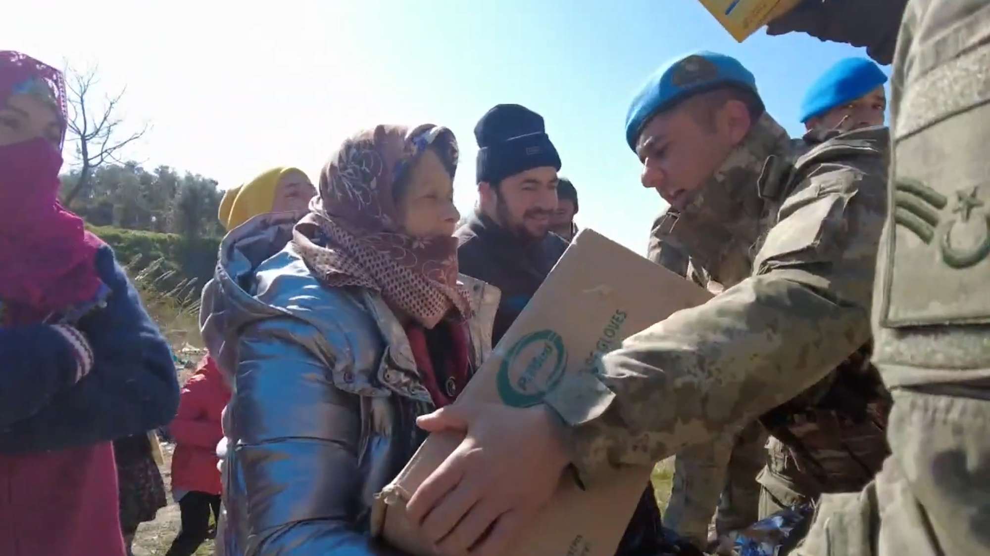 Read more about the article Turkish Army Soldiers Deliver Aid To Victims