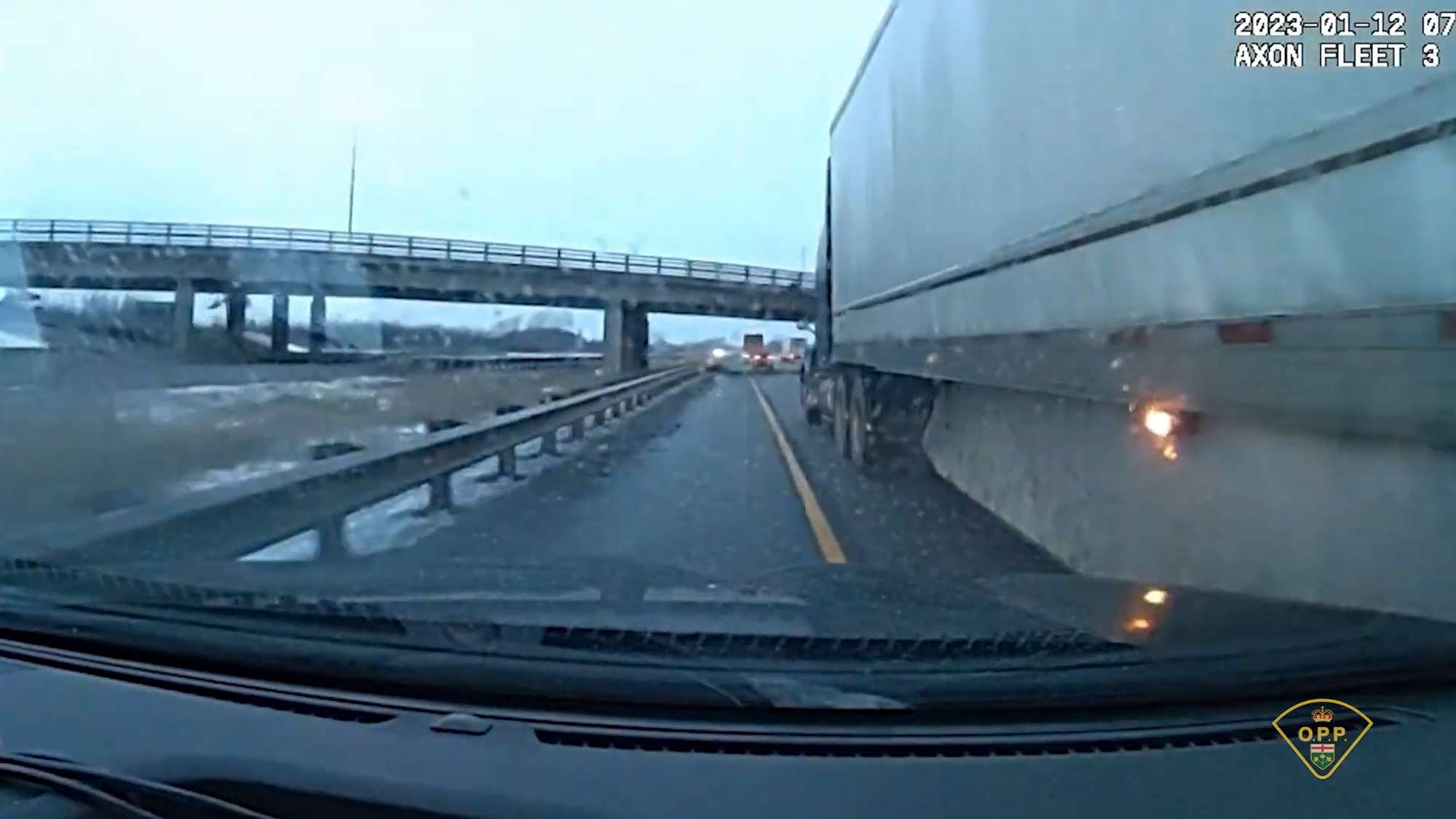 Read more about the article Truck Nearly Crushes Police Car While Changing Lanes