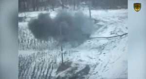 Read more about the article  Ukrainian Troops Destroy Russian T-80 Tank