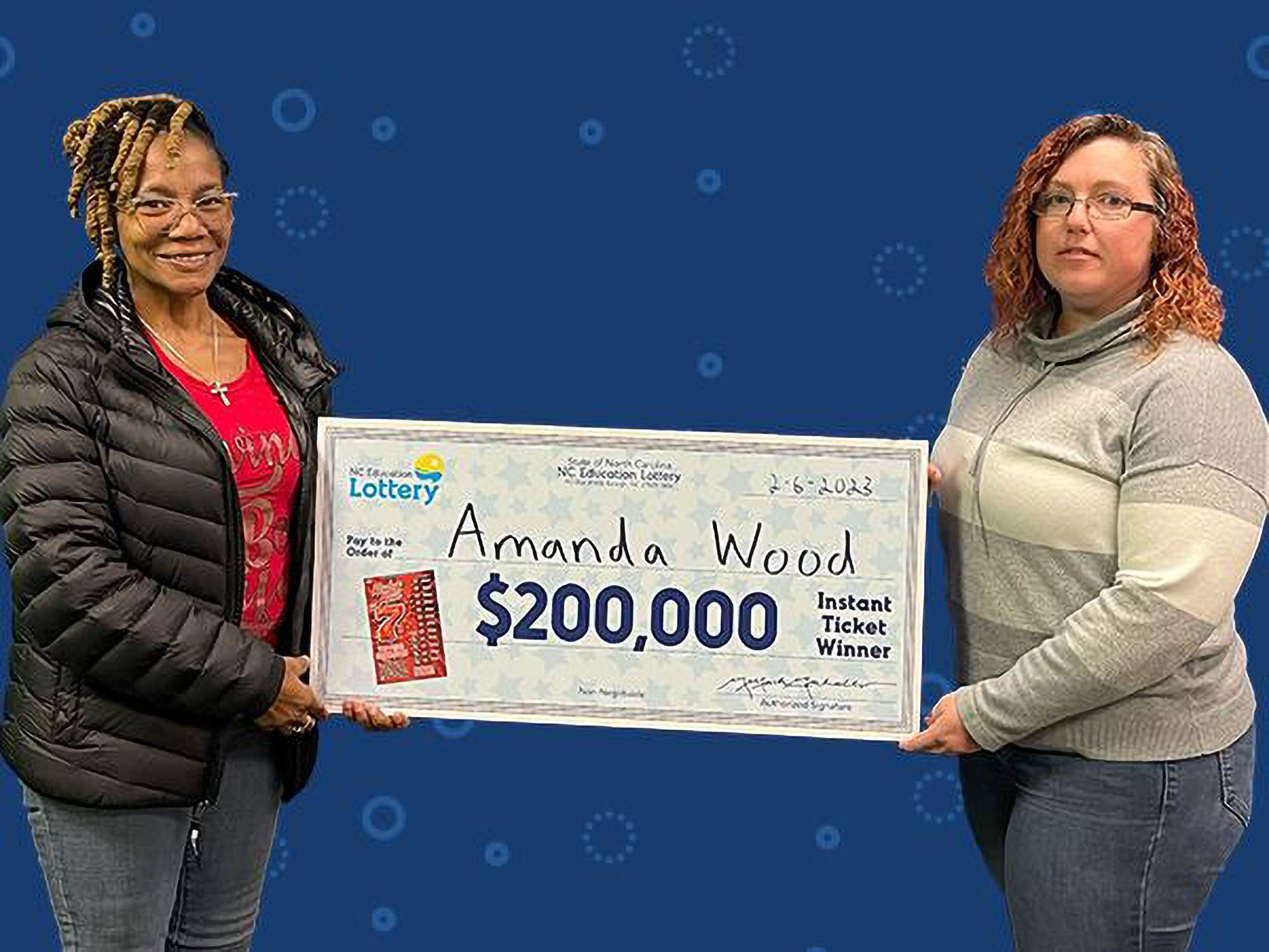 Read more about the article  Woman Wins USD 200,000 After Mum-In-Law Chose Ticket In Her Favourite Colour