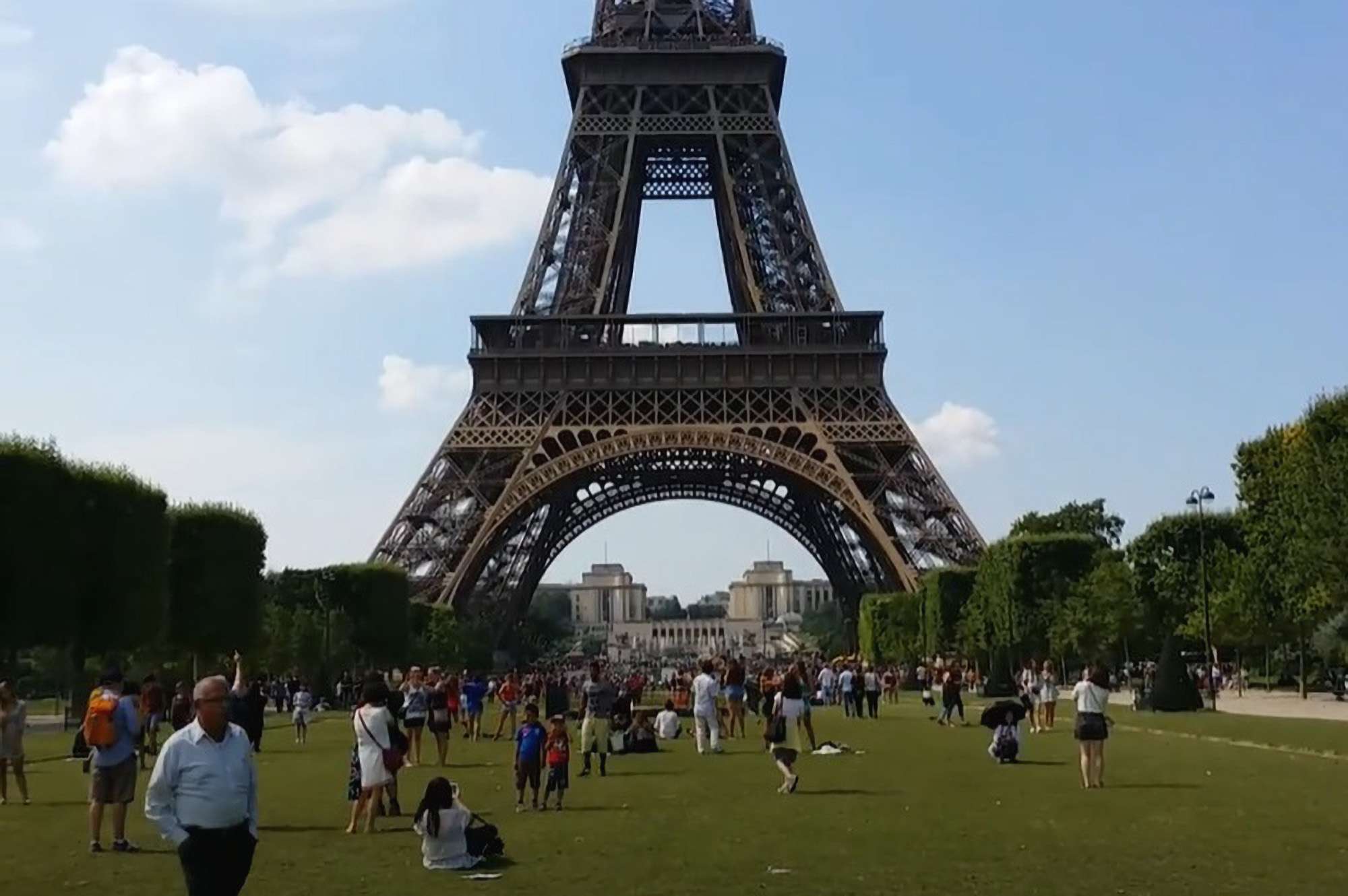 Read more about the article Two Brazilian Sisters Say They Were Sexually Assaulted In Paris At Eiffel Tower Park