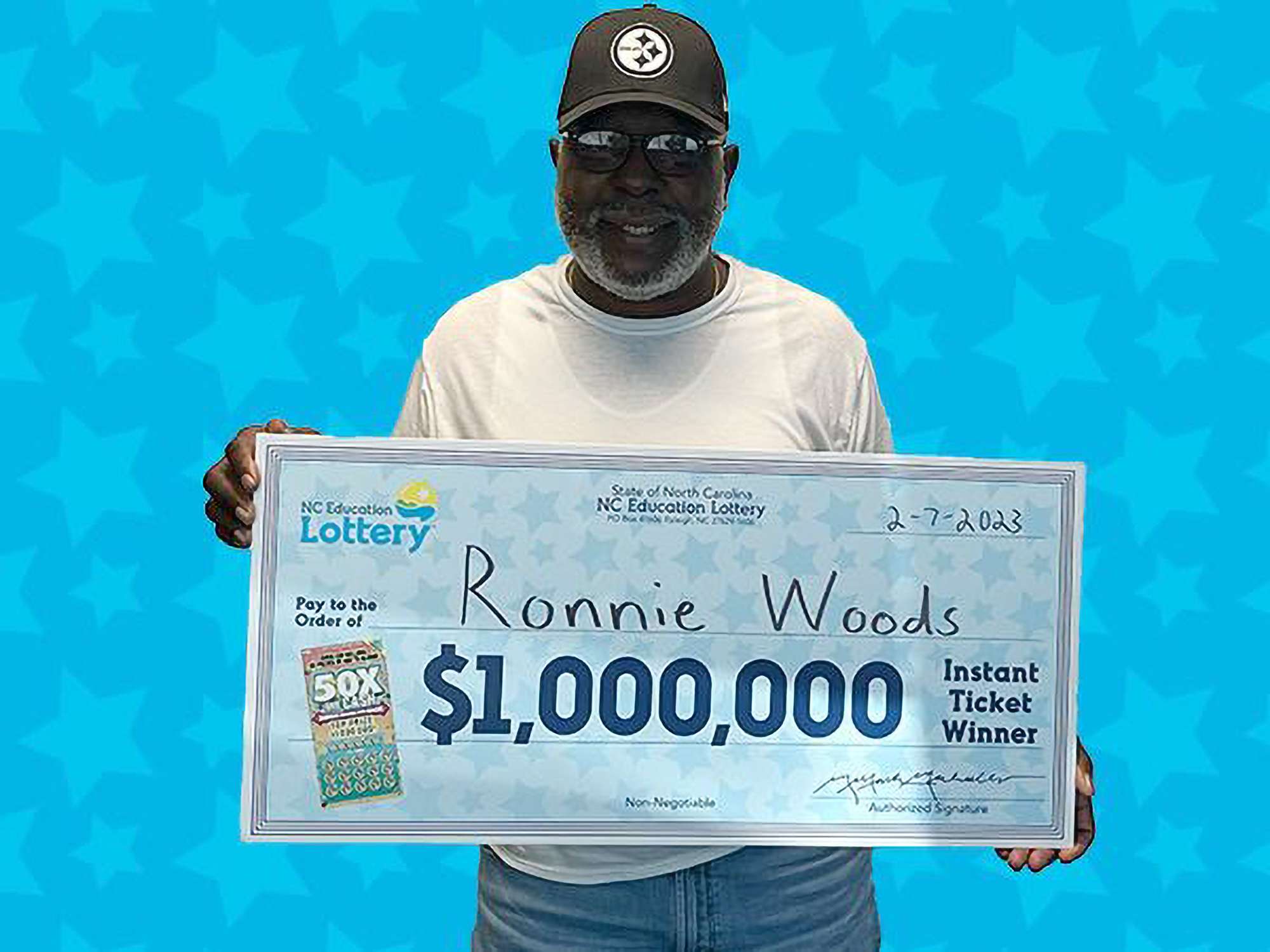 Read more about the article Ex-Marine Sent Disbelieving Son A Picture Of 1M Winning Lotto Ticket