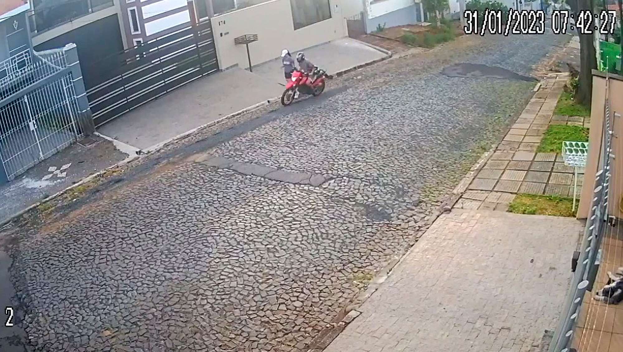 Read more about the article INSTANT KARMA: Bungling Perv Crashes After Groping Woman From Motorbike