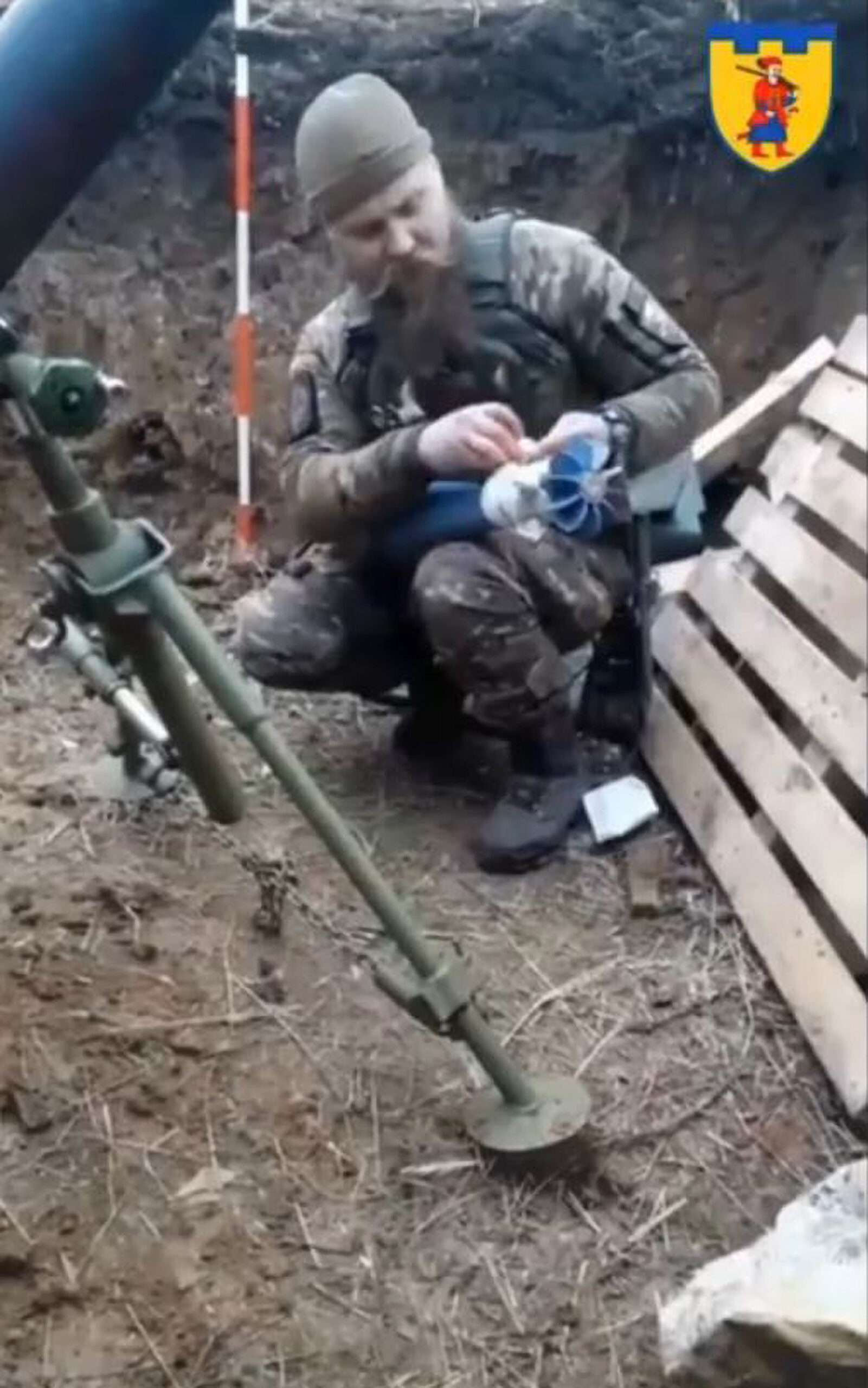 Read more about the article Moment Ukrainian Soldier Attaches White Flag To Mortar Shell Before Firing It At The Russians