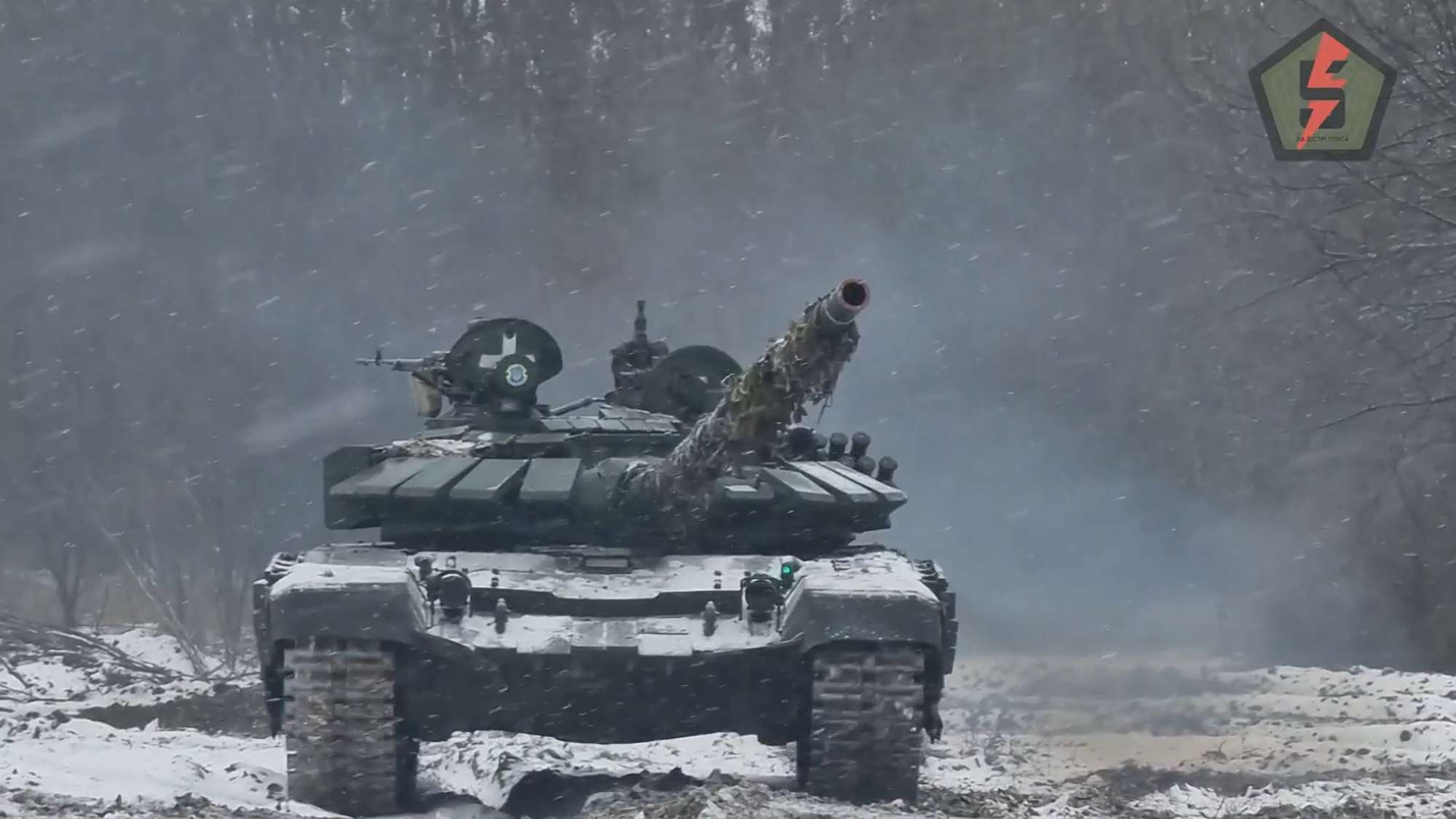 Read more about the article  Ukrainian Tanks Open Fire On Russian Troops In Snowy Tree Line In Bakhmut
