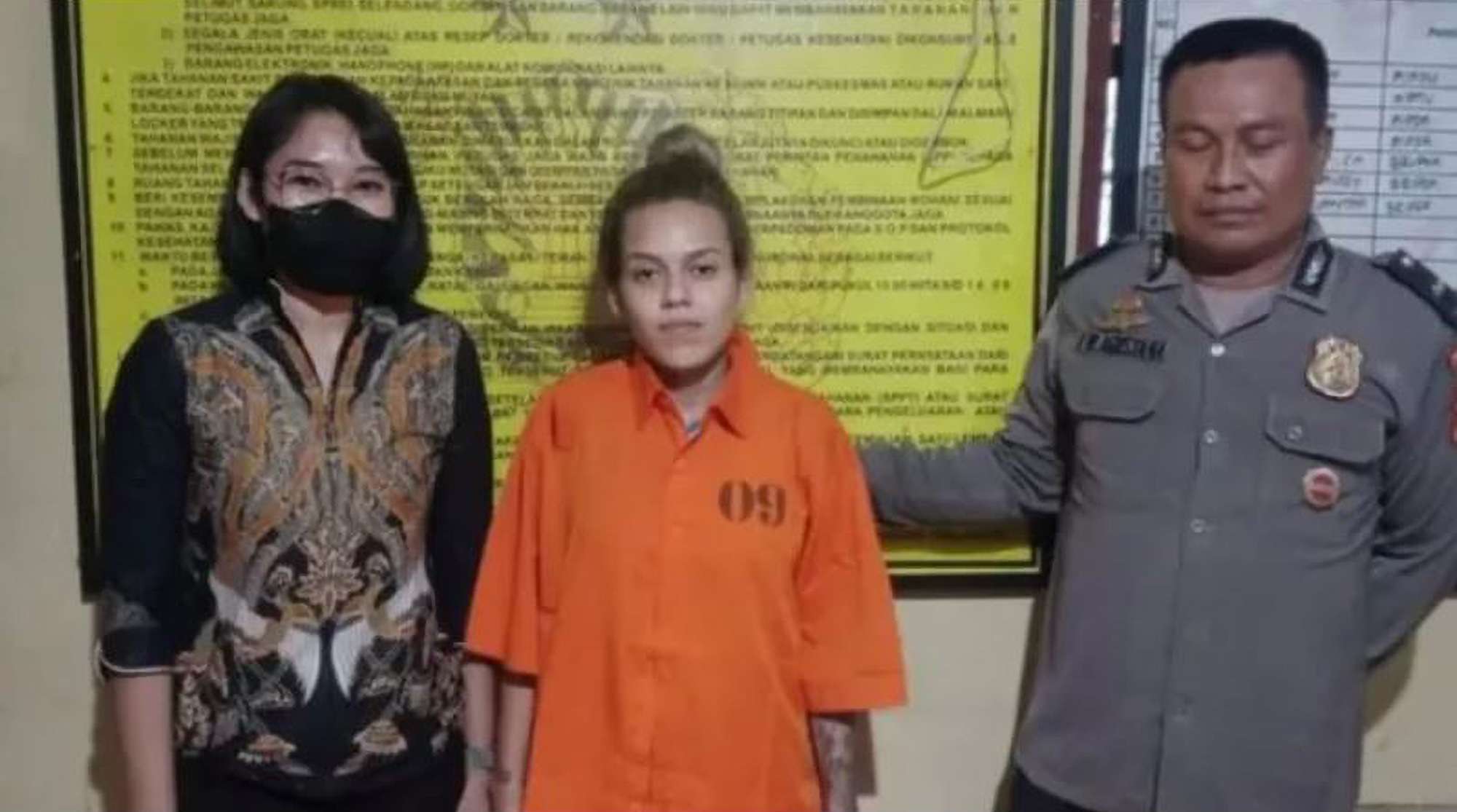 Read more about the article TEEN DRUG SMUGGLER FACES FIRING SQUAD: Girl Caught With Three Kilos Of Cocaine