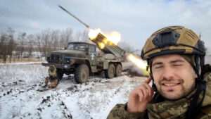 Read more about the article  Ukrainian ‘Grad’ MLRS Fires At The Russians As Soldiers Cover Their Ears