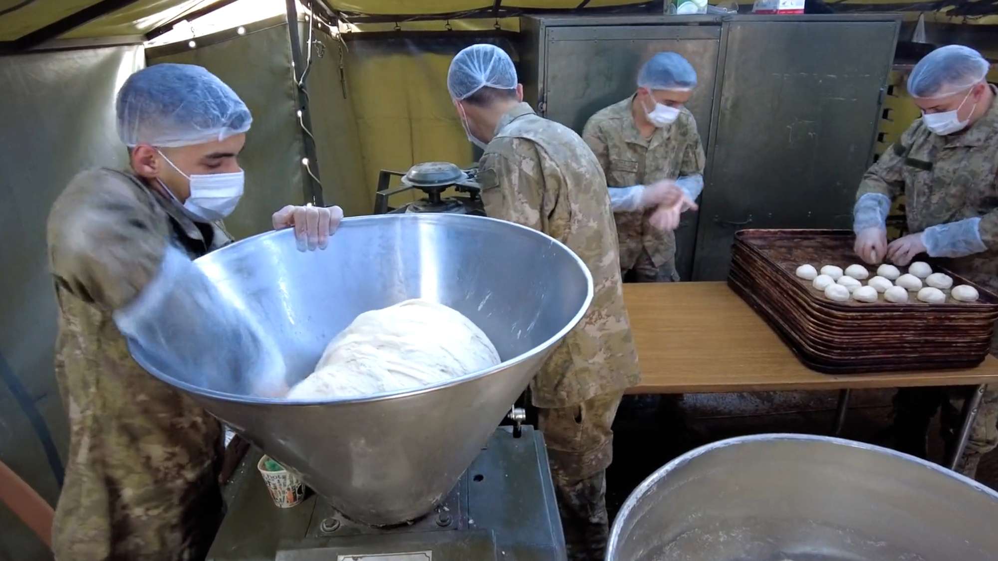 Read more about the article Soldiers Hand Out Hot Meals And Fresh Water To Hatay Citizens