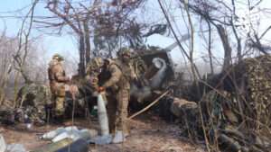 Read more about the article Ukrainian Paratroopers Fire Artillery Shells At The Russians