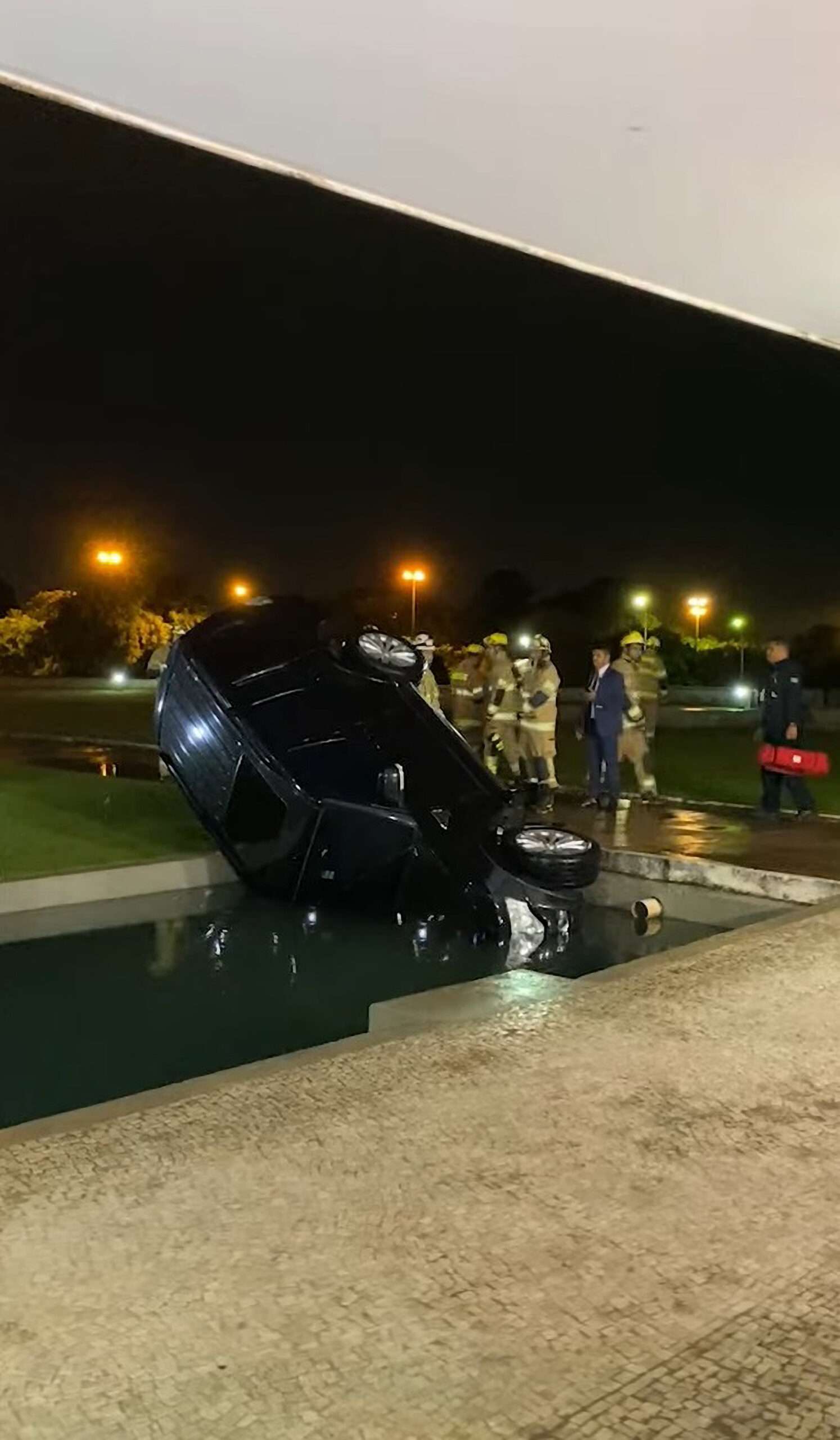 Read more about the article Bungling Motorist Drives Vehicle Into Water Feature Outside Presidential Palace