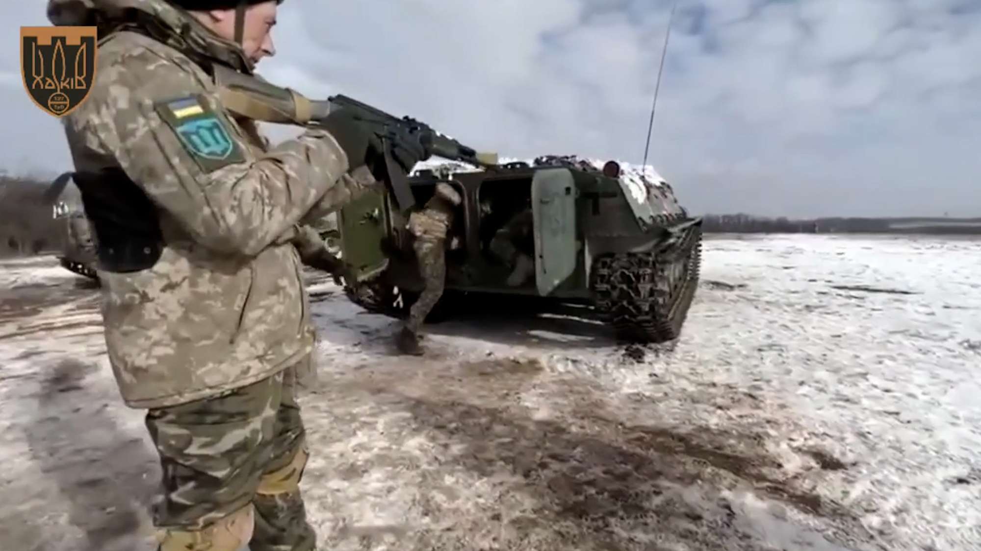 Read more about the article Ukrainian Soldiers Hone Their Combat Skills With Armoured Vehicle In Snowy Fields