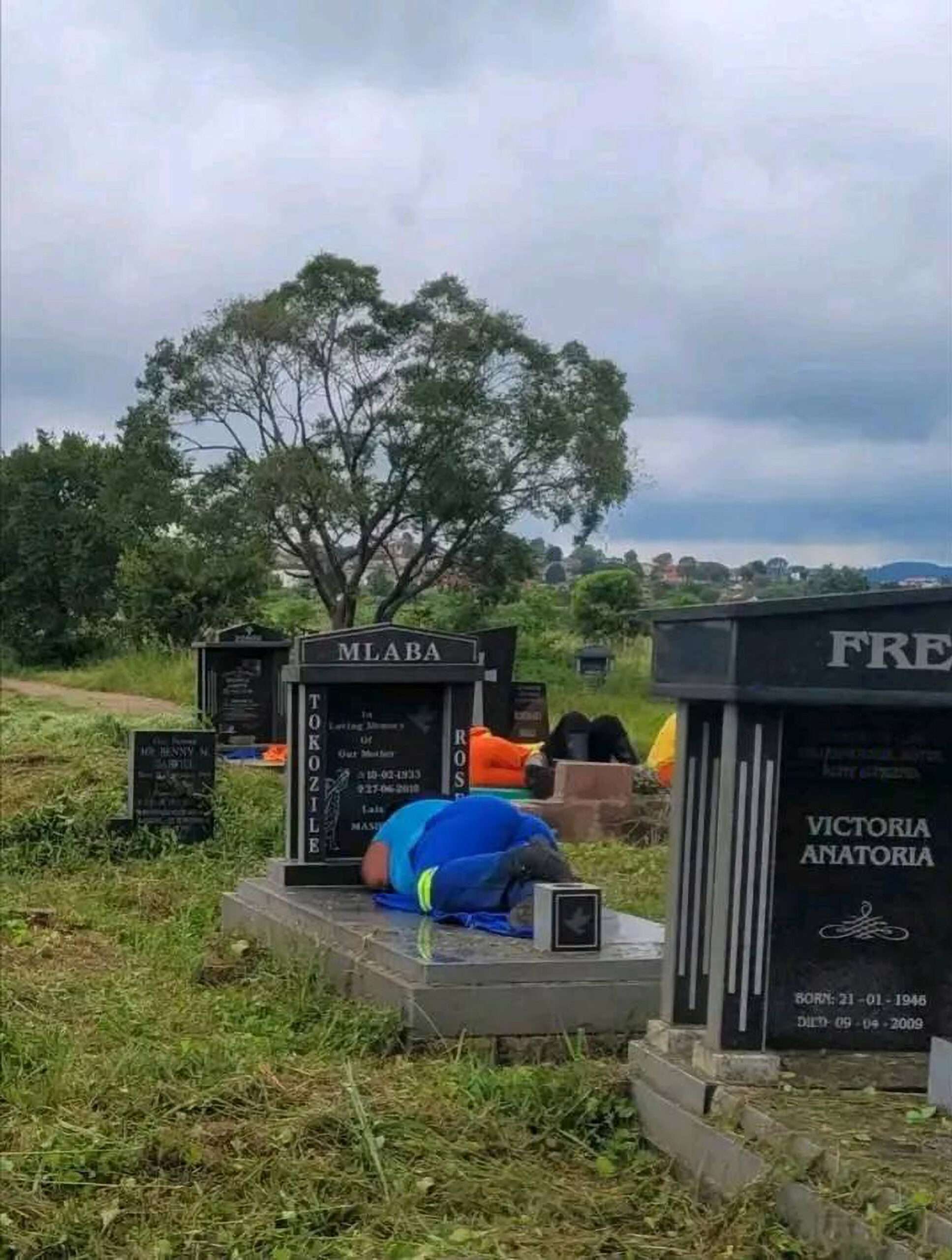 Read more about the article Outrage Over Gravediggers Napping On Tombstones