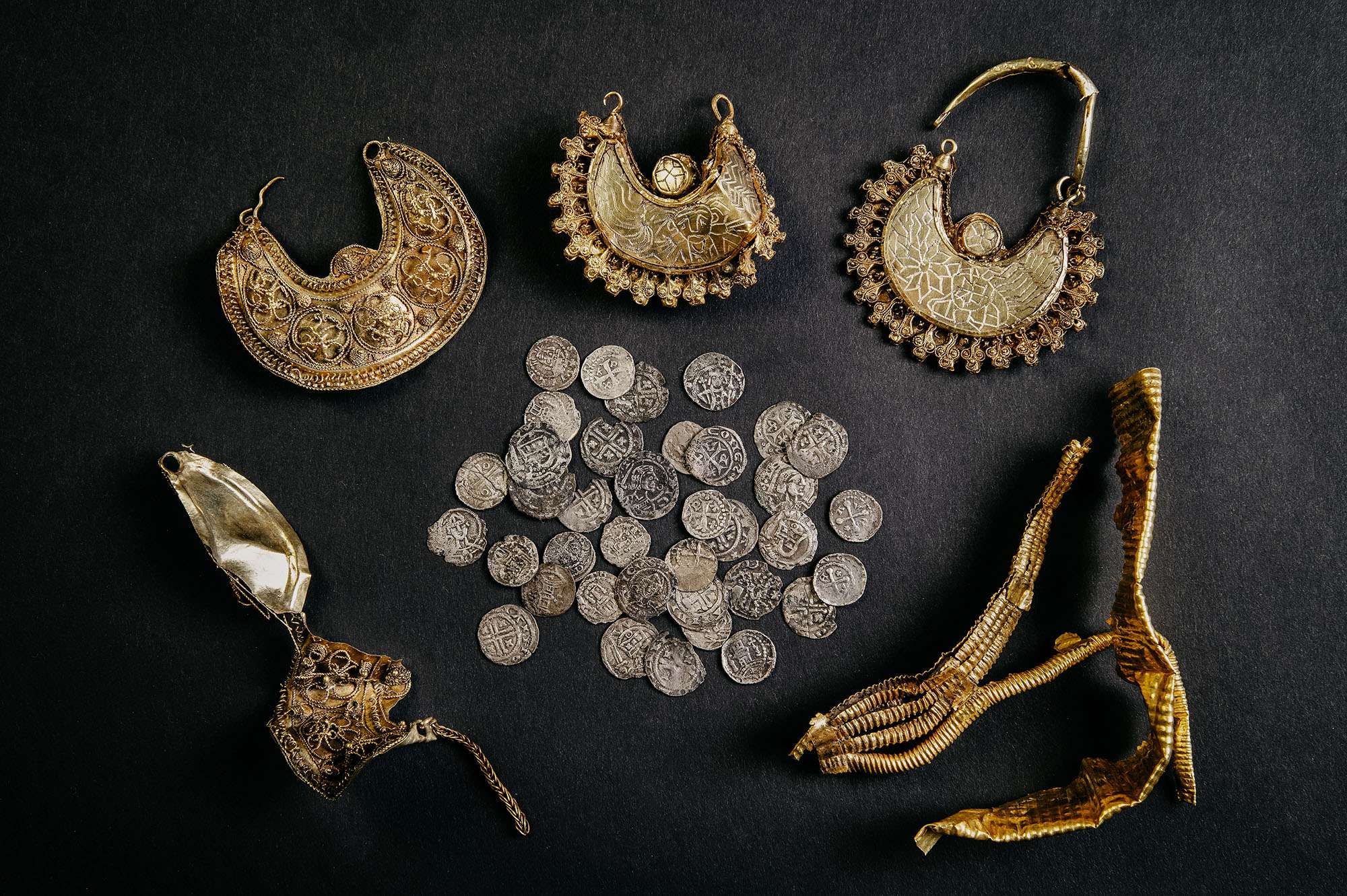 Read more about the article Historian Finds Unique 1,000-Year-Old Mediaeval Gold Treasure Using Metal Detector