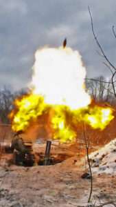 Read more about the article Ukrainian Soldier In Foxhole Fires On Russian Trench With Mortar