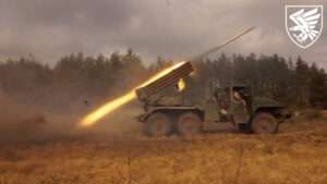 Read more about the article Ukrainian Paratroopers Fire On Russian Positions Using BM- 21’Grad’ Multiple Launch Rocket Vehicle