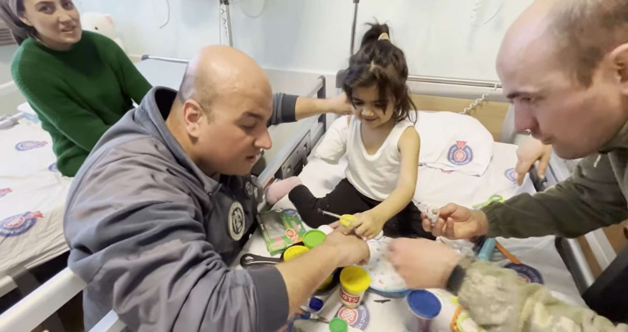Read more about the article Little Girl Who Lost An Arm Smiles As She Gets Gift From Military Visitors