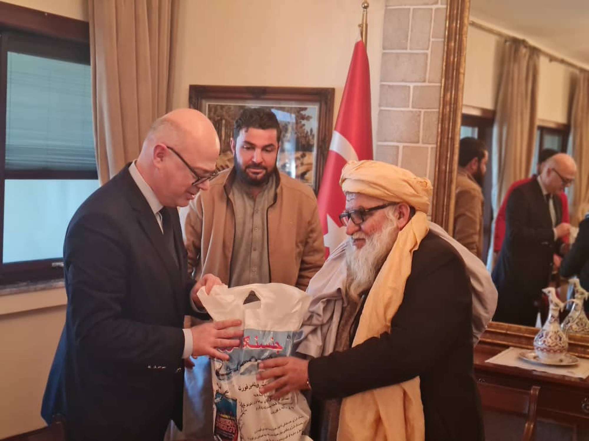 Read more about the article  Afghan Taliban Leader Donates GBP 41,512 In A Plastic Bag Featuring Energy Drink To Turkey Earthquake Victims