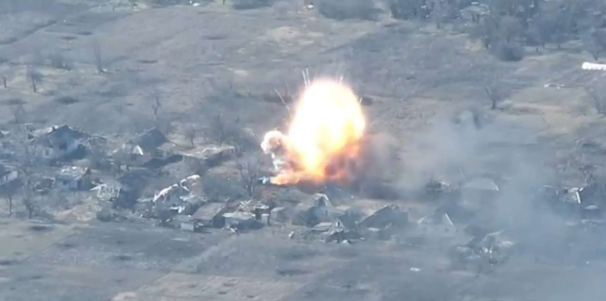 Read more about the article Moment Russian T-80U Tank Explodes In Giant Fireball After Being Hit By Ukrainian Ordnance