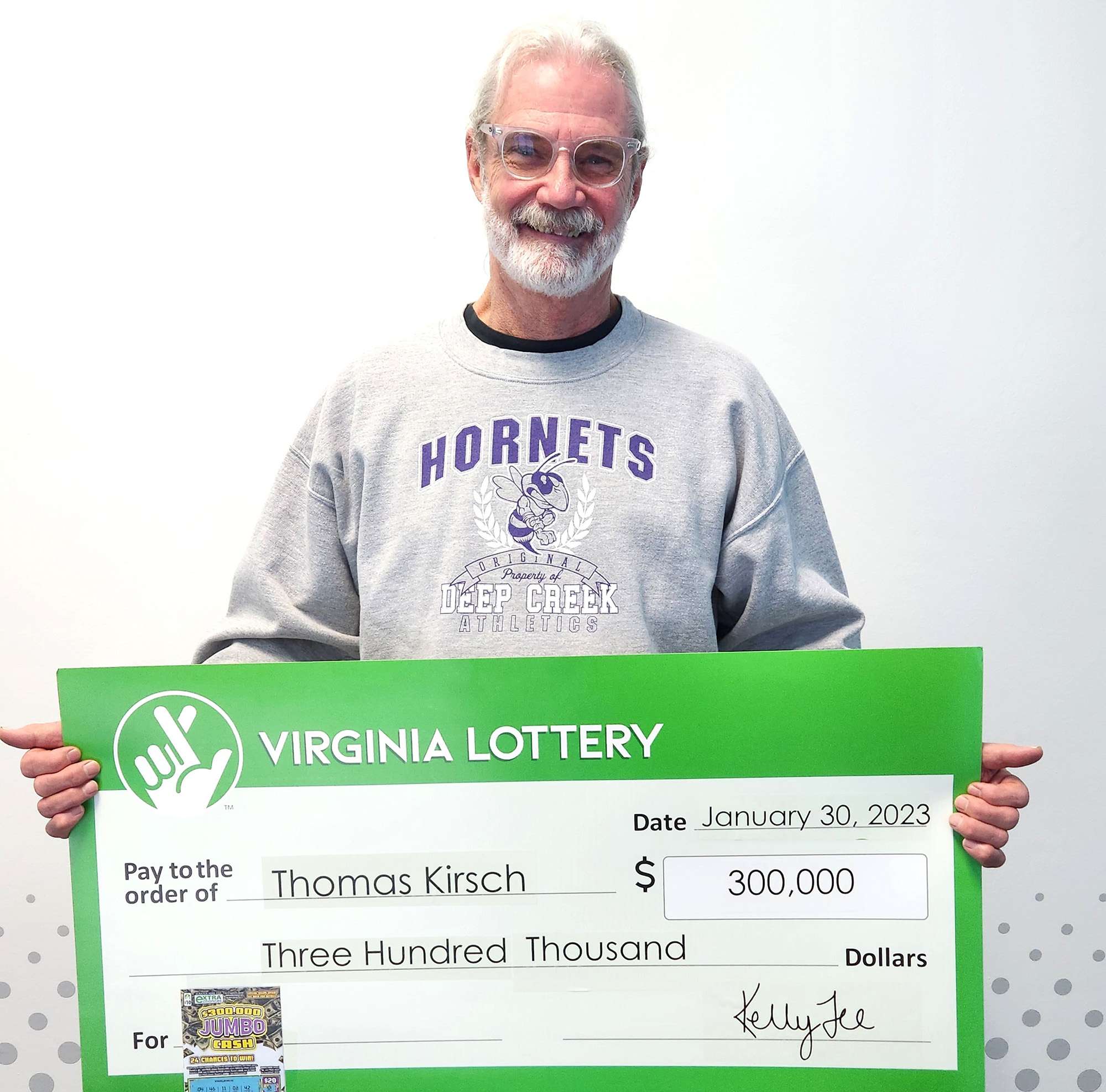 Read more about the article Man Wins Lottery Top Prize After Going To Buy Charcoal For BBQ