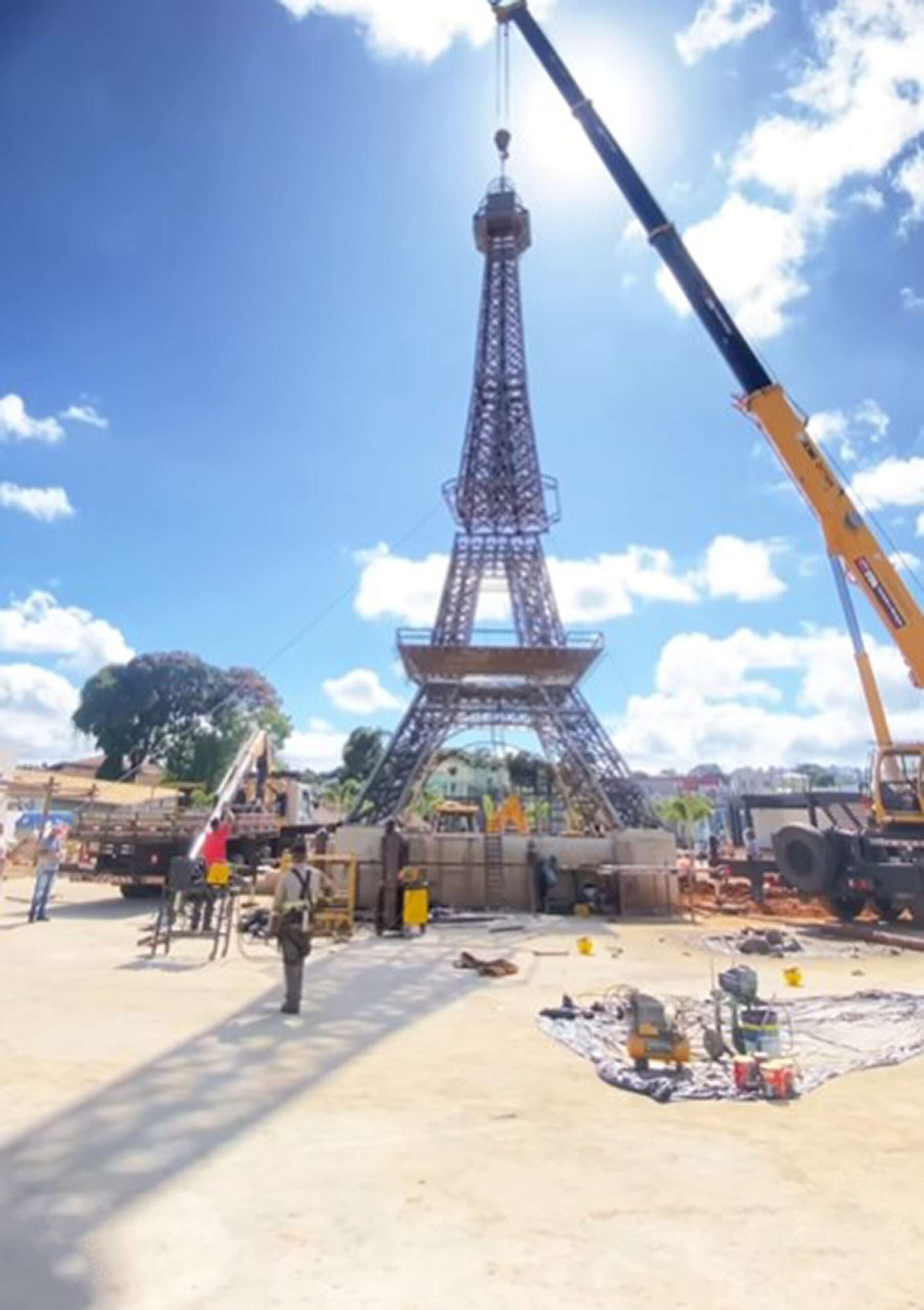 Read more about the article  Netizens React To Brazilian City’s Eiffel Tower Copy
