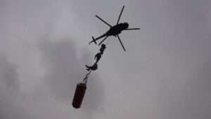 Read more about the article Ukrainian Troops Train To Evacuate The Wounded With Rope Under Mi-8 Helicopter