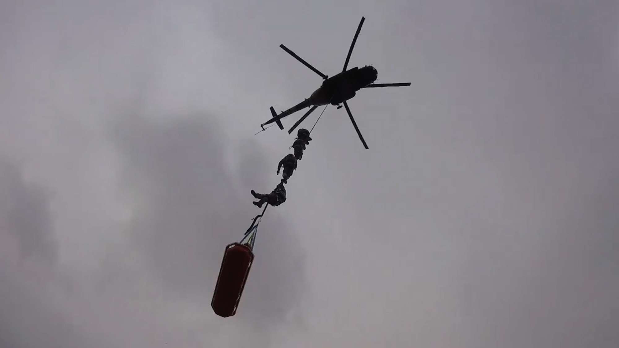 Read more about the article Ukrainian Troops Train To Evacuate The Wounded With Rope Under Mi-8 Helicopter