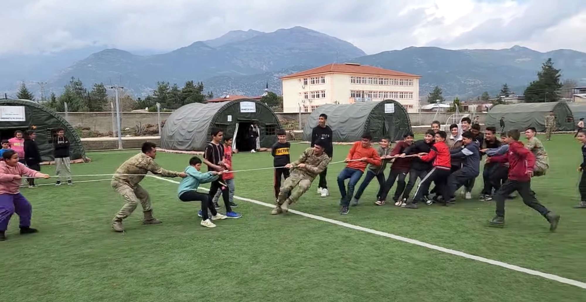 Read more about the article  Soldiers Play Tug-Of-War With Children In Affected Areas