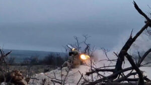 Read more about the article Ukrainian Paratrooper Hits Russian Tank With Javelin Missile