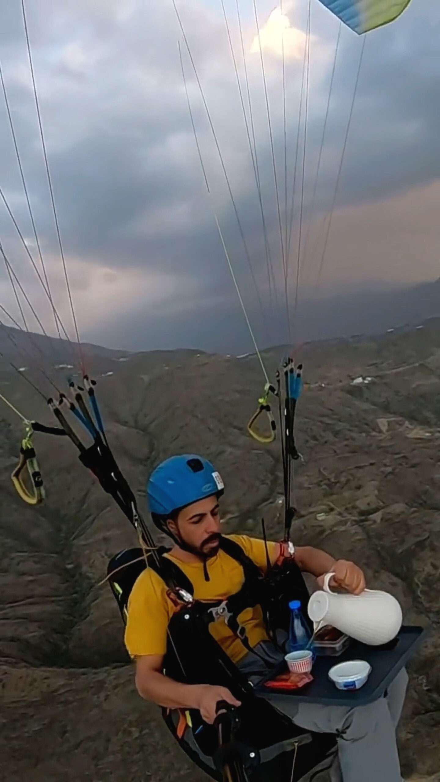 Read more about the article Paraglider Breaks Ramadan Fast In Mid-Air