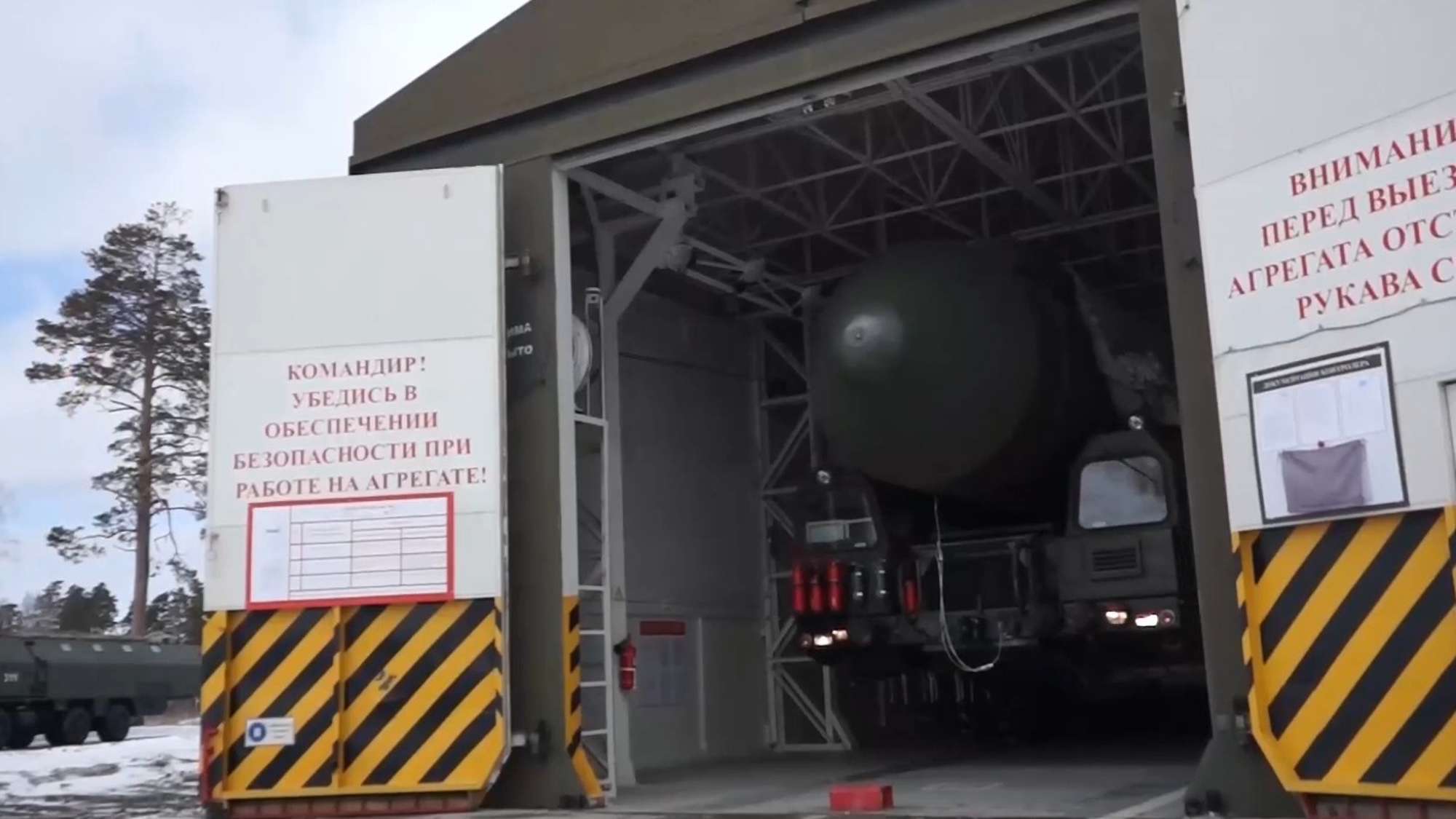 Read more about the article Russia Shows Thermonuclear Intercontinental Ballistic Missile Being Deployed For Exercise In Siberia
