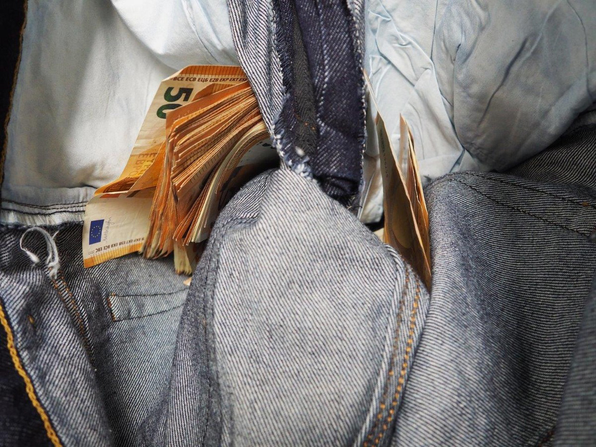 Read more about the article Customs Cops Seize GBP 120,000 Stashed Inside Denims