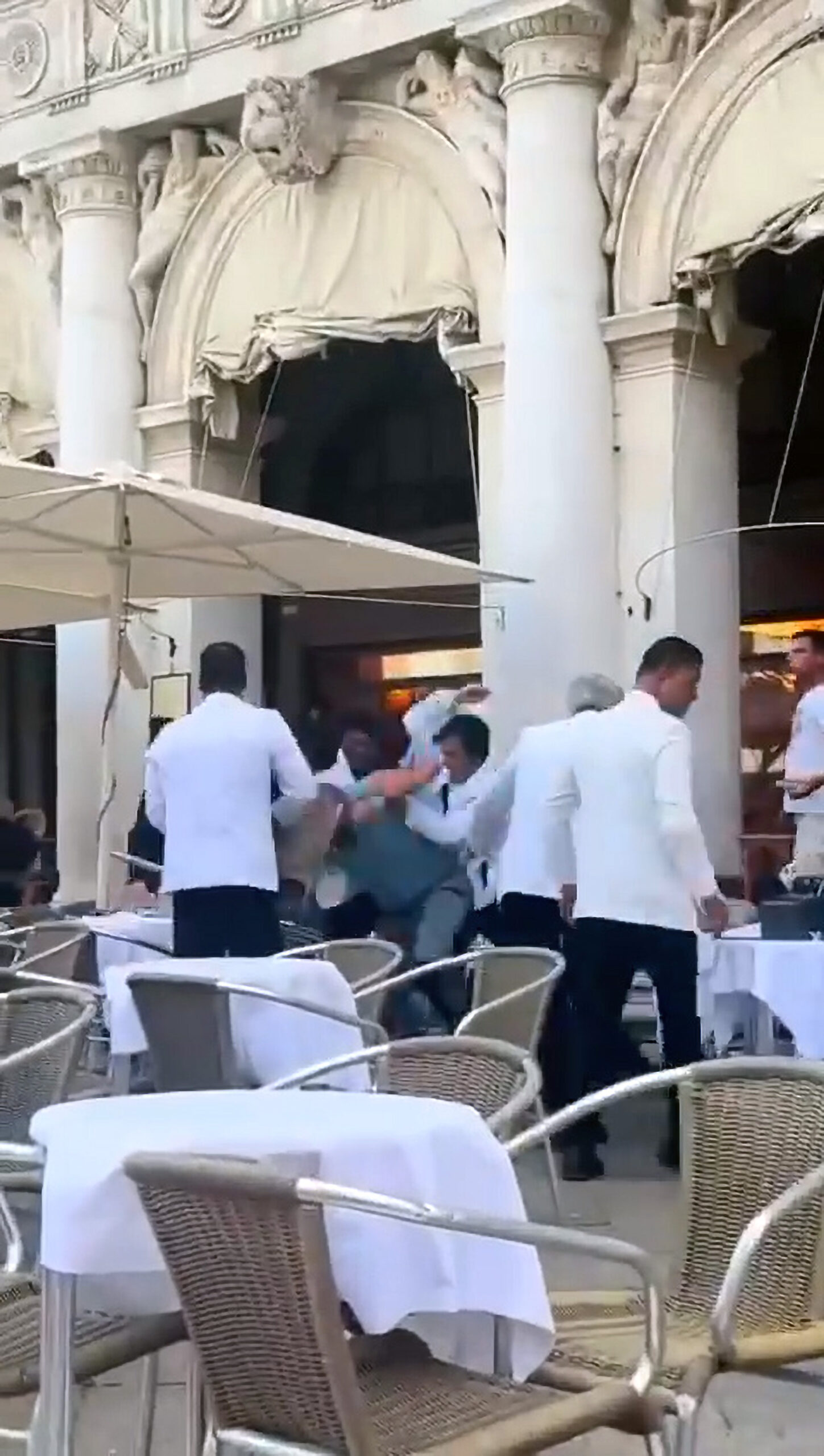 Read more about the article Italian Waiters Batter Tourists In Terrace Brawl