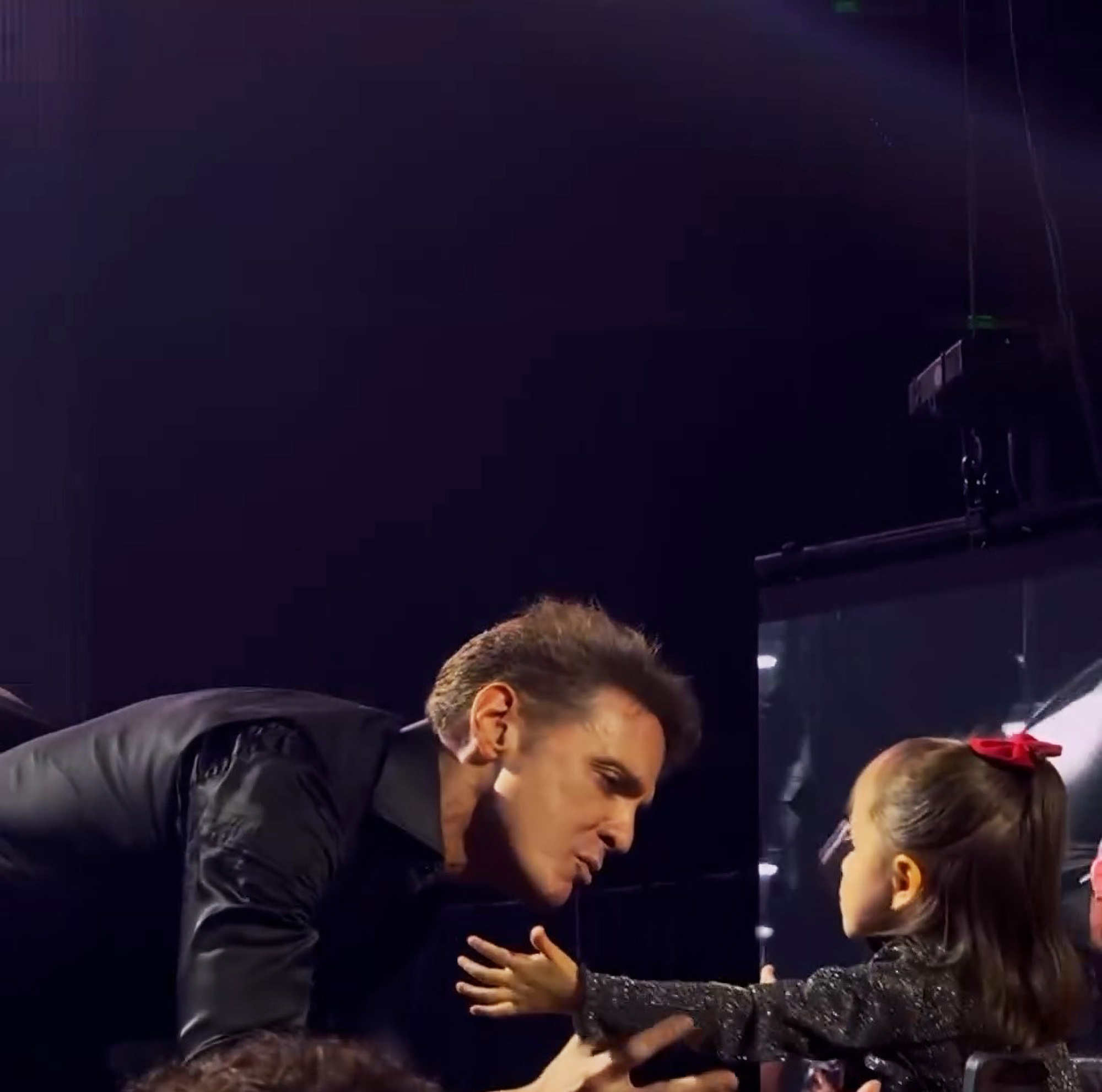 Read more about the article Grammy-Winning Crooner Asks Three-Year-Old To Kiss Him
