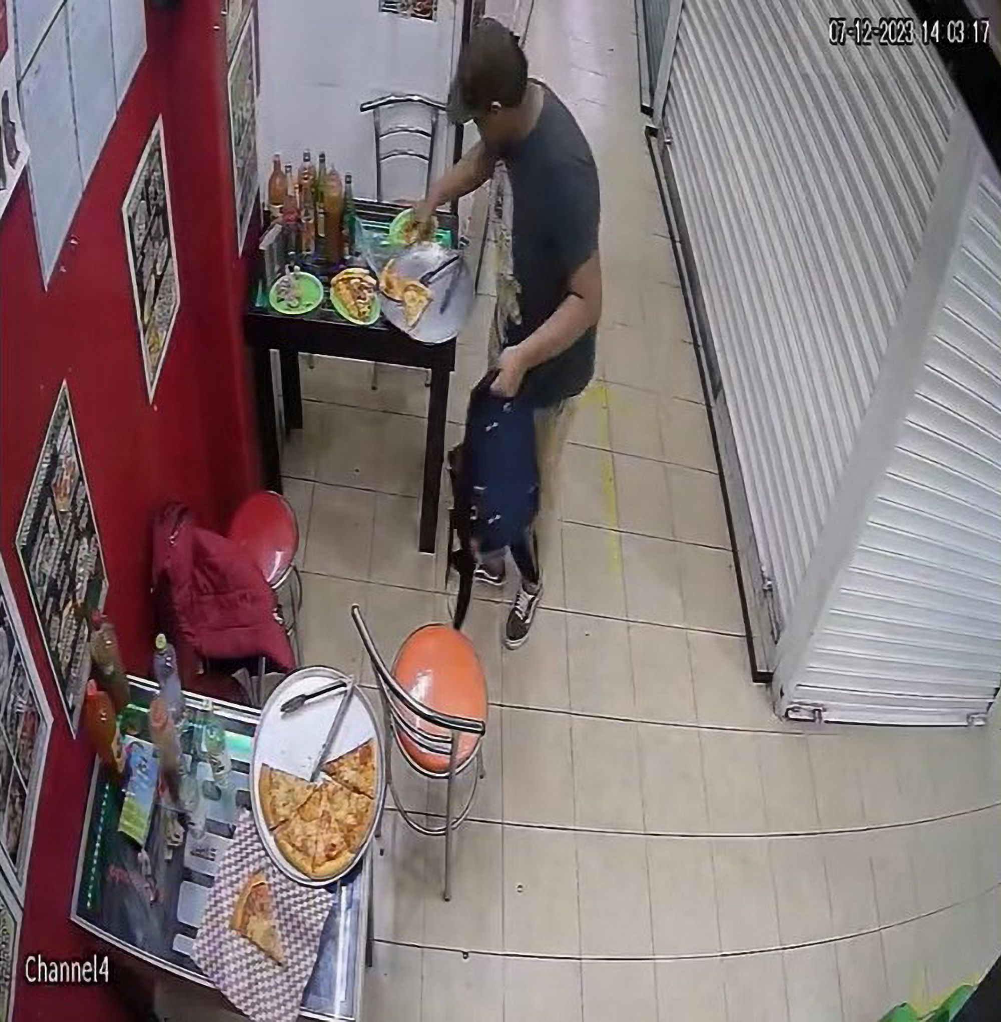 Read more about the article Customer Runs Back Into Pizzeria To Steal Food During Earthquake