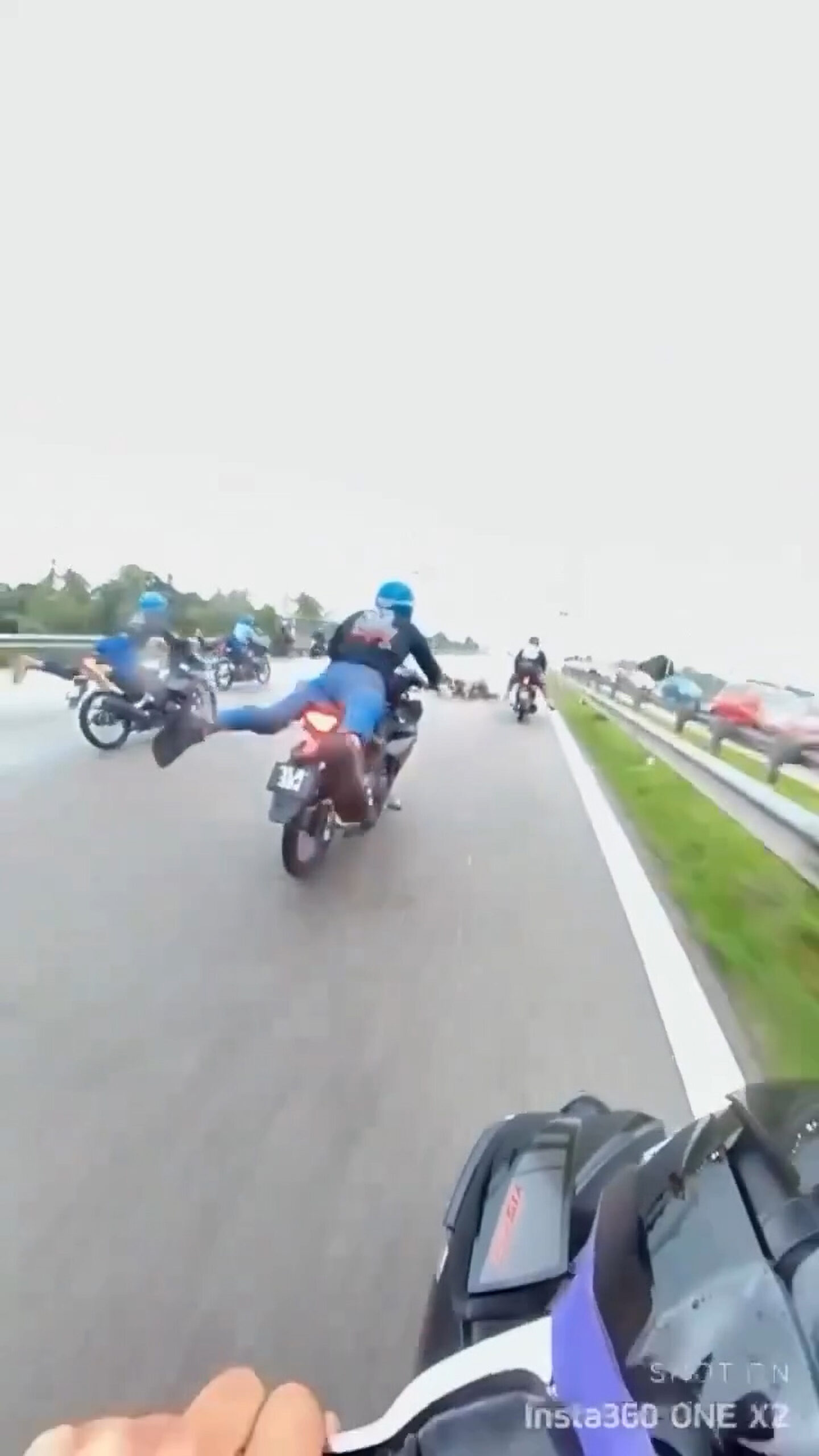 Read more about the article Cops Detain Bikers For Superman Daredevil Stunts After Crash Causes Pile-Up