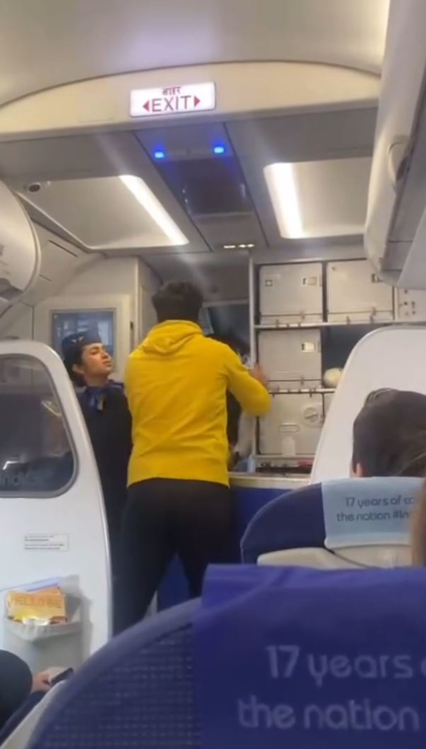 Read more about the article Enraged Passenger Hits Co-Pilot After 13-Hour-Long Delay