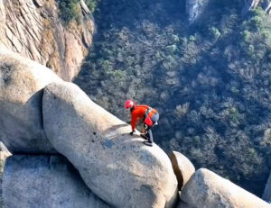 Read more about the article Extreme Rock Climber Reaches Top Of Rocky Cliff Without Safety Equipment