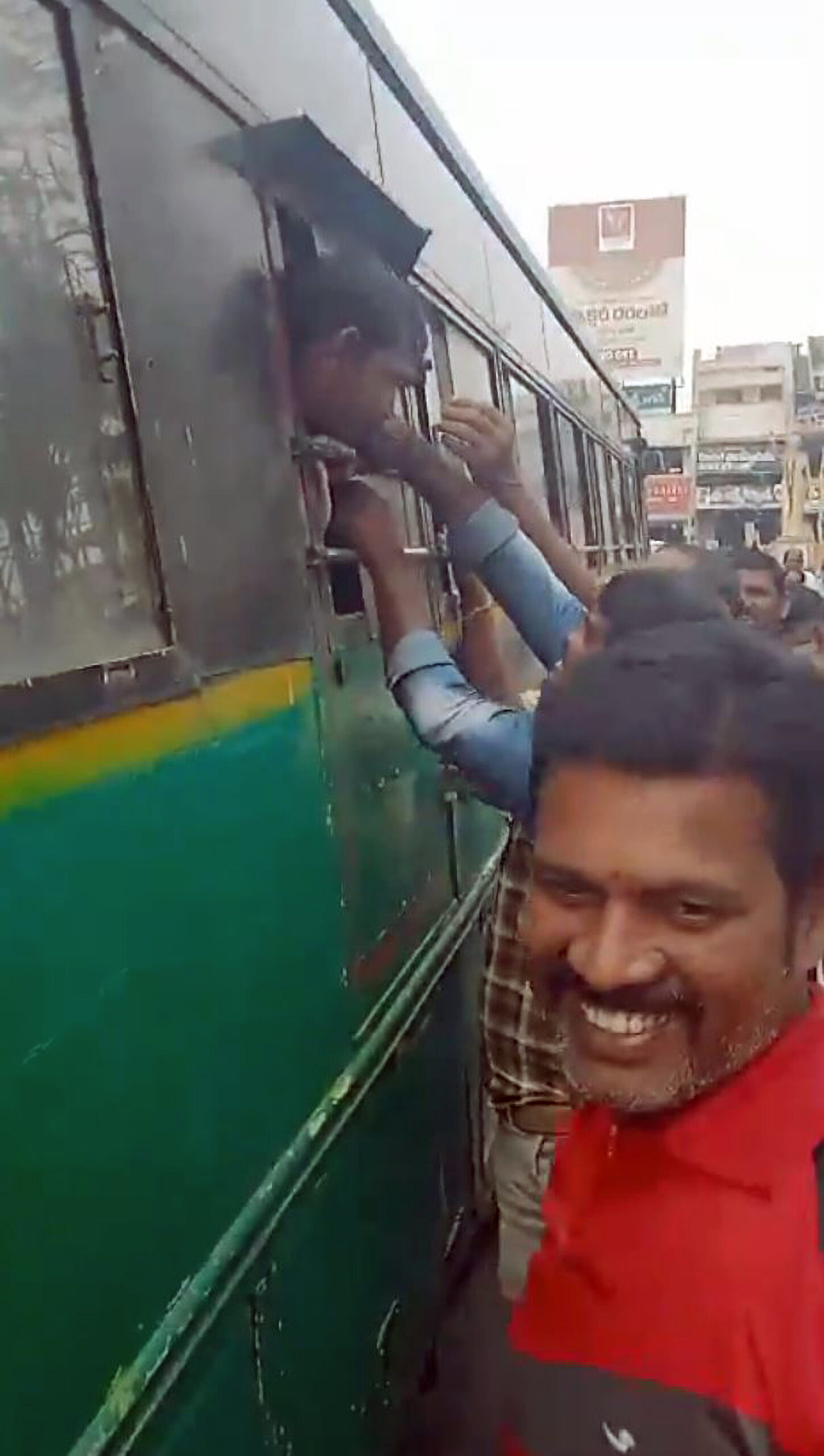 Read more about the article Man Rescued After Getting Head Stuck In Bus Window While Trying To Get Fresh Air