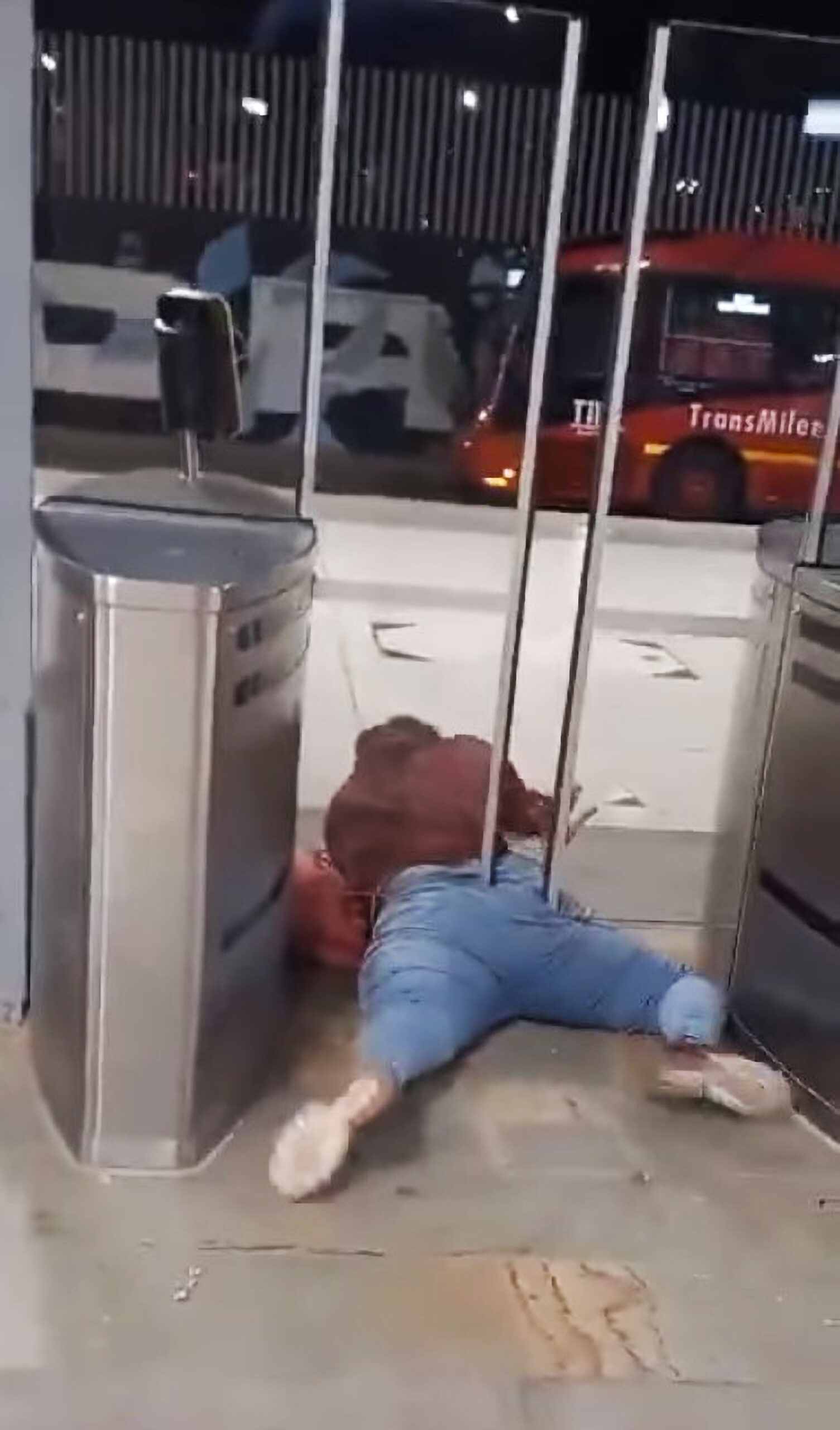 Read more about the article Funny Moment Woman’s Bum Gets Stuck As She Tries To Sneak Under Station Turnstile