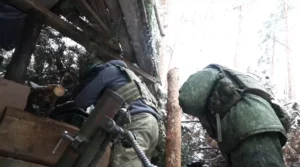 Read more about the article Russian Soldiers Destroy Ukrainian Observation Post Using ‘Podnos’ Mortar