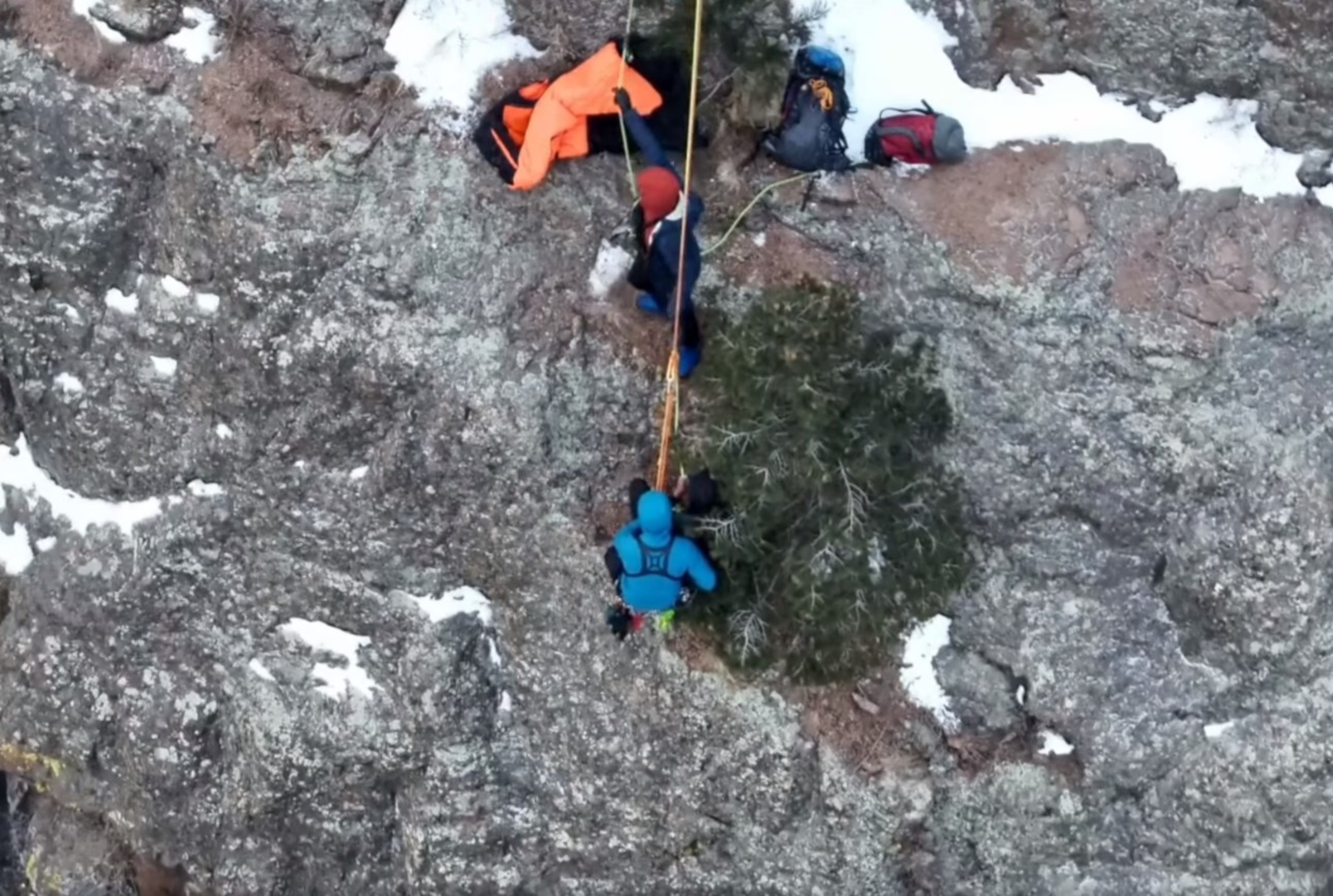 Read more about the article Rescuers Pluck Frozen Hiker From Mountaintop