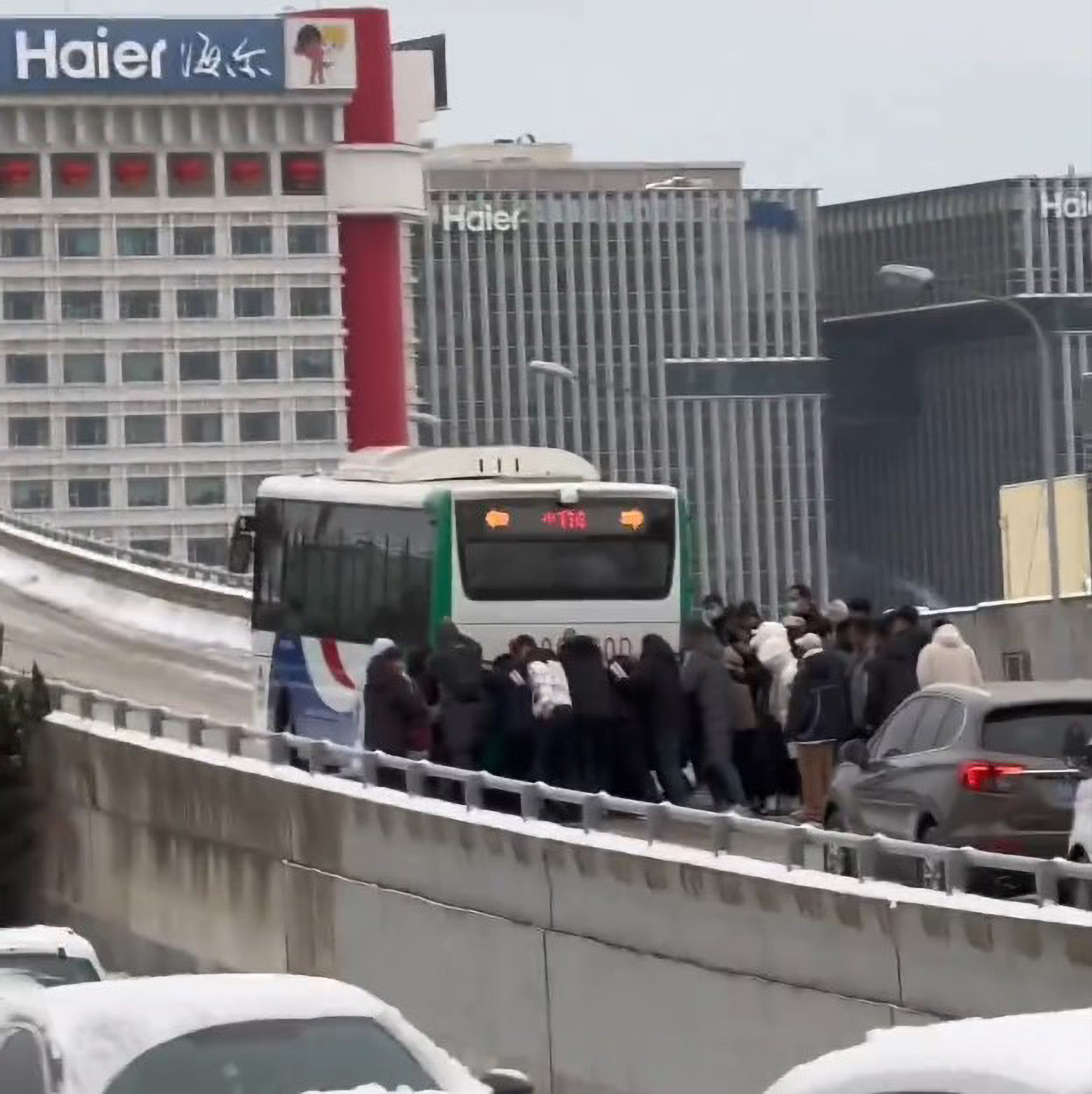 Read more about the article Passengers Work Together To Push Bus Uphill As It Kept Sliding Down Due To Heavy Snow