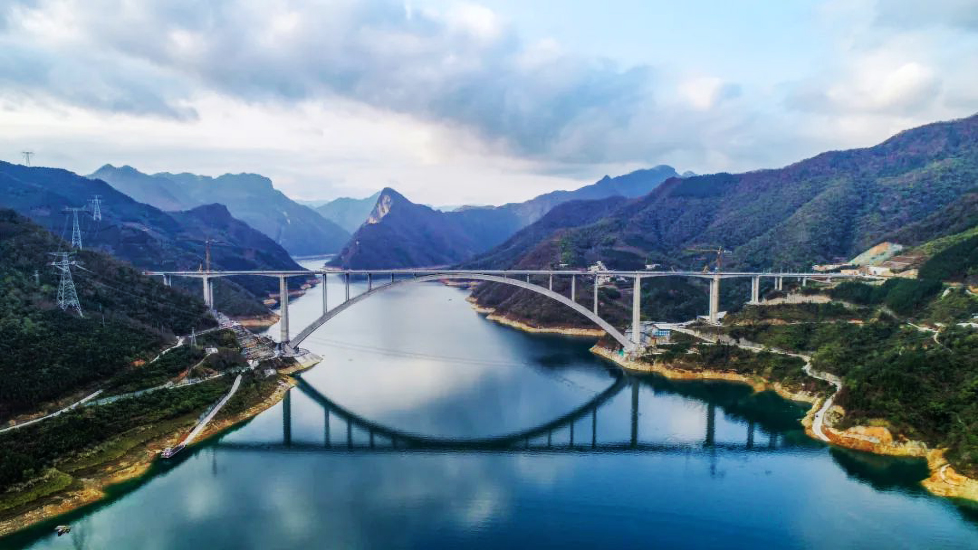 Read more about the article China Announces Completion Of World’s Longest Arch Bridge As It Opens For Traffic