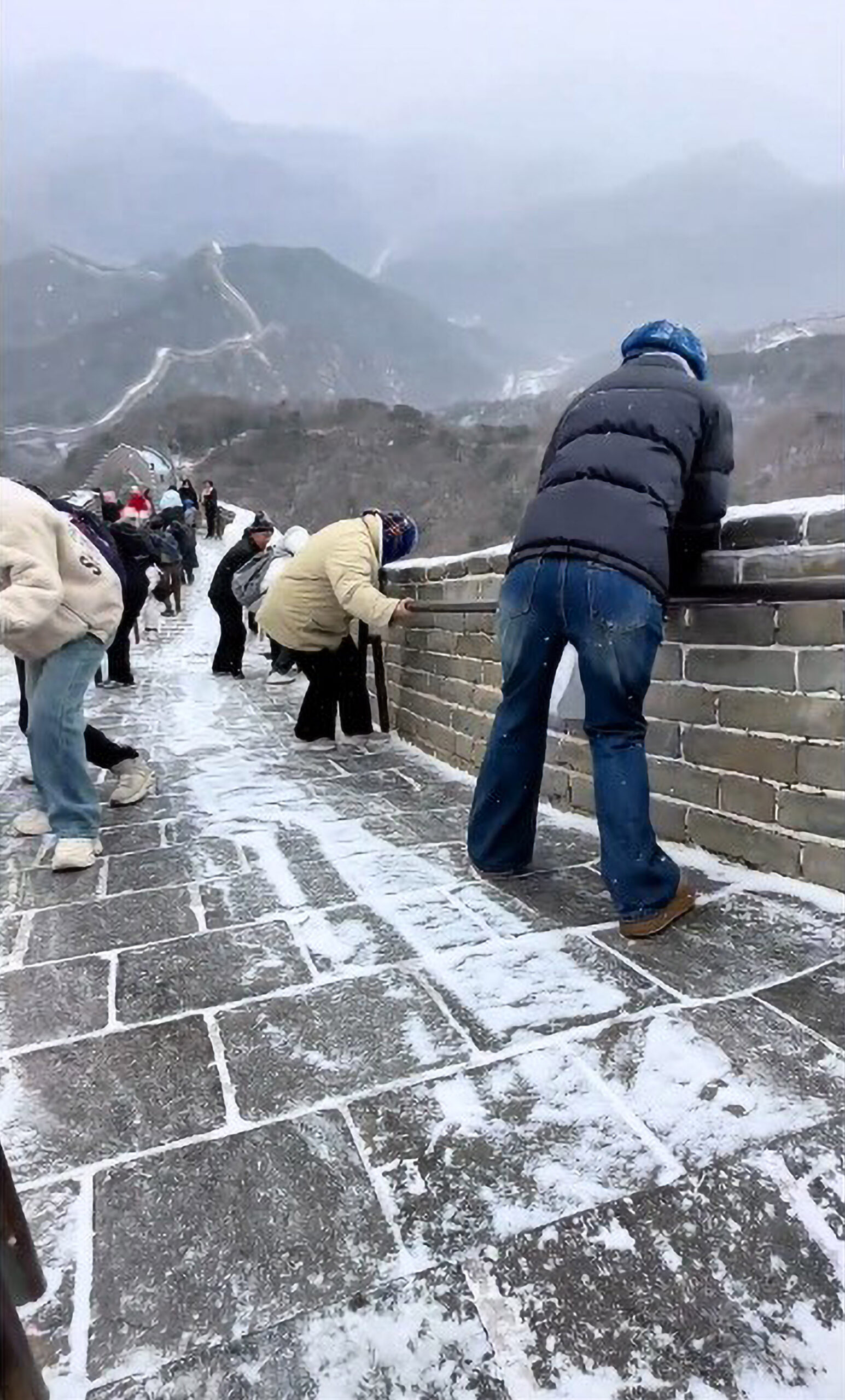 Read more about the article Tourists Defy Snowy Weather To Climb China’s Great Wall Despite Slippery Conditions