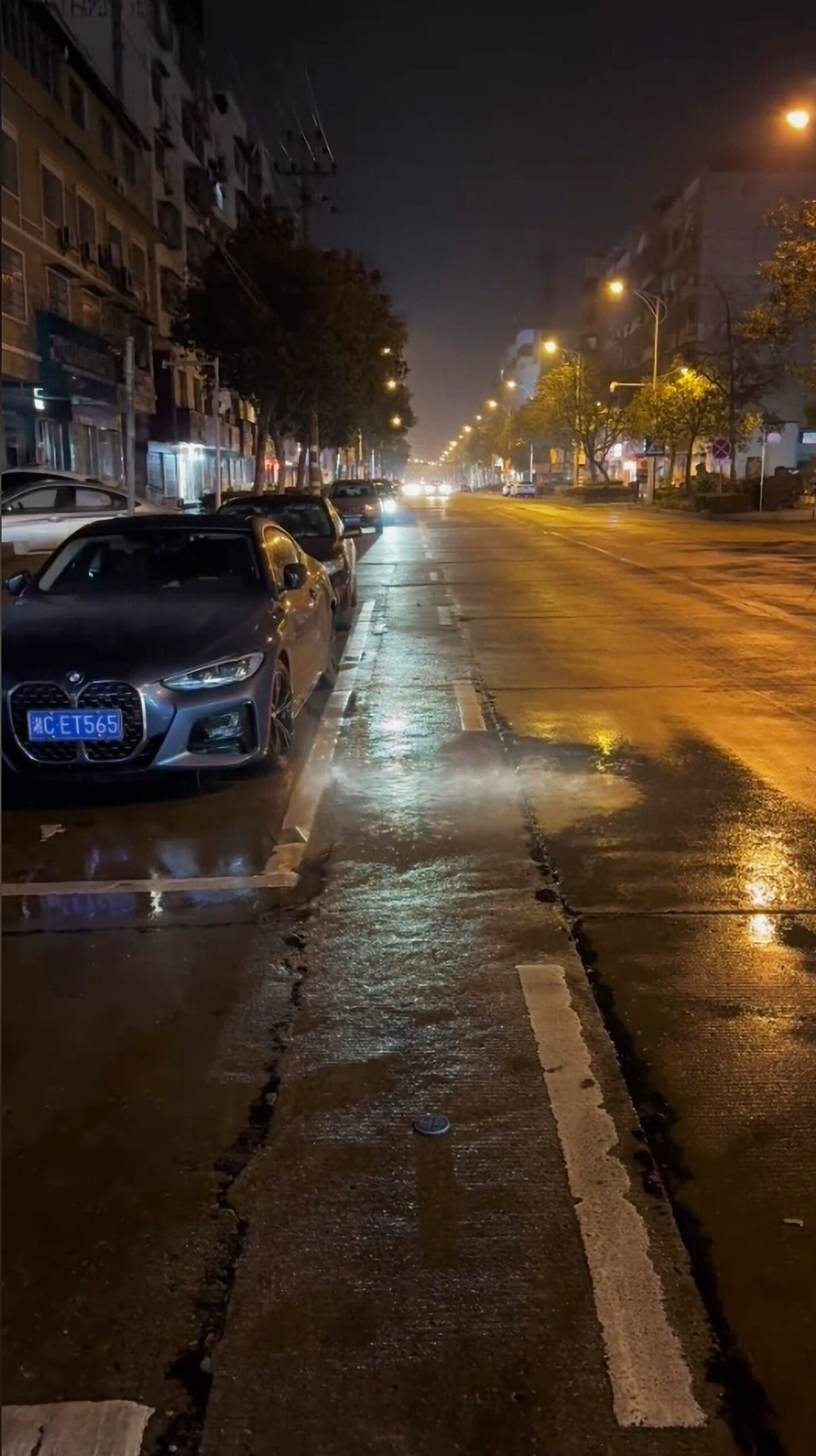 Read more about the article Man Captures Rare Ultra-Partial Rain Pouring Down Over One Tiny Part Of Street