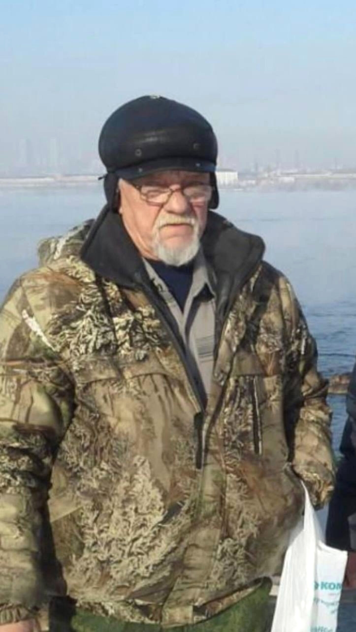Read more about the article Police Search For Missing Fisherman, 77, Last Seen Standing On Ice Block Drifting Towards The Arctic