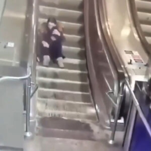 Read more about the article Scary Moment Metro Escalator Tries To Chew Up Girl That Sat Down Instead Of Standing